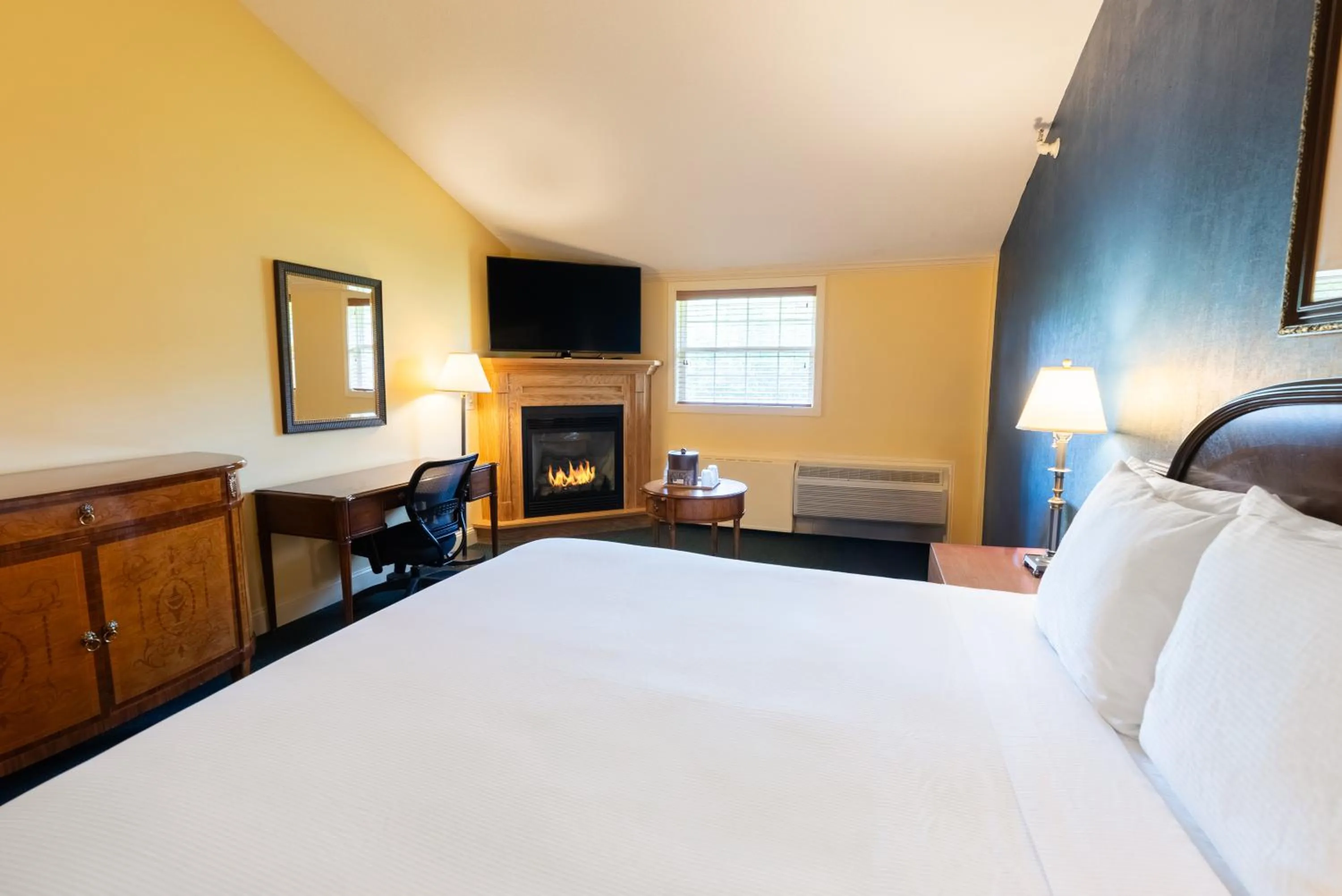 Bedroom, Bed in Fireside Inn & Suites Waterville