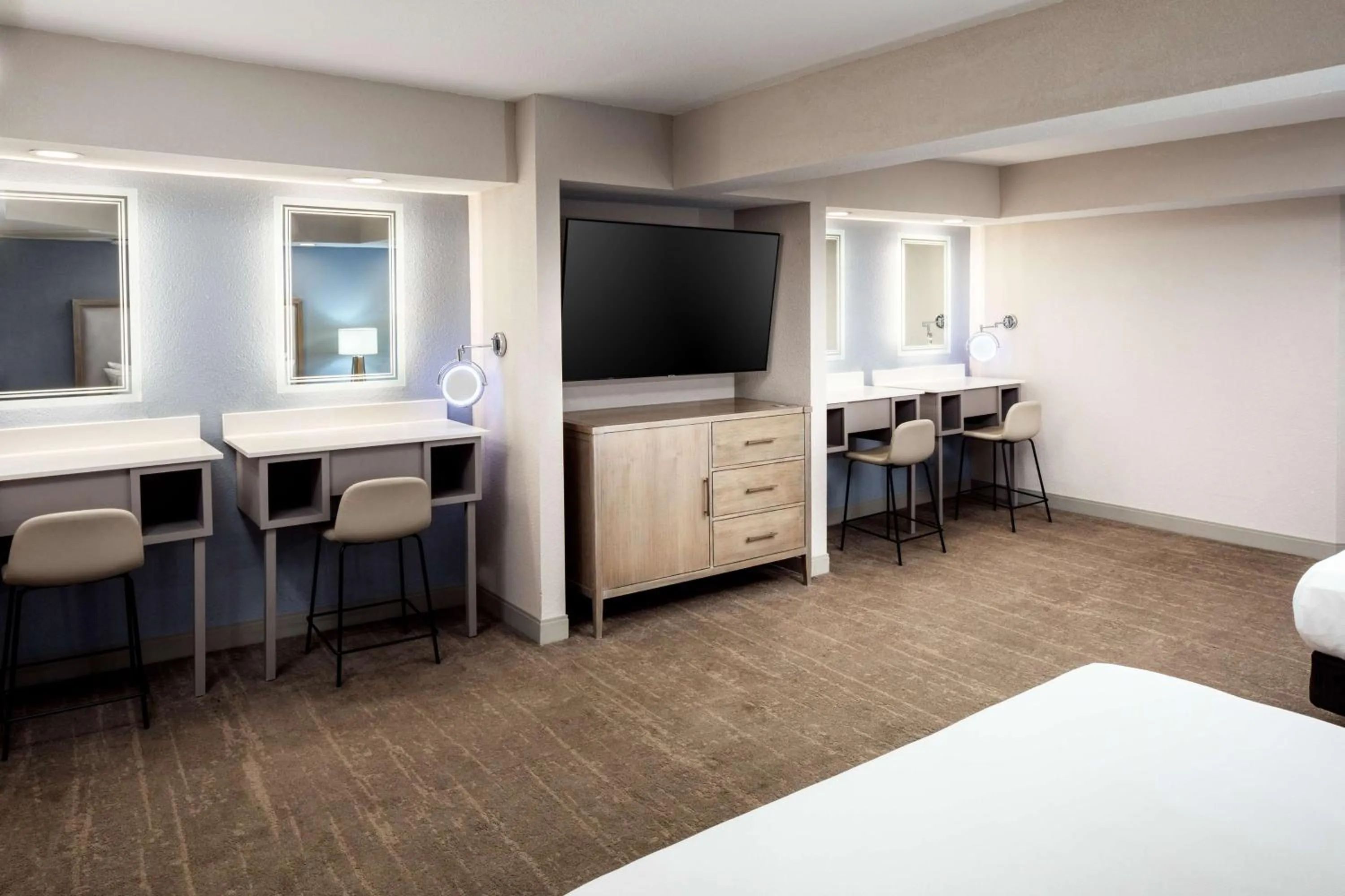 Bedroom, Bed in Doubletree by Hilton Phoenix Mesa