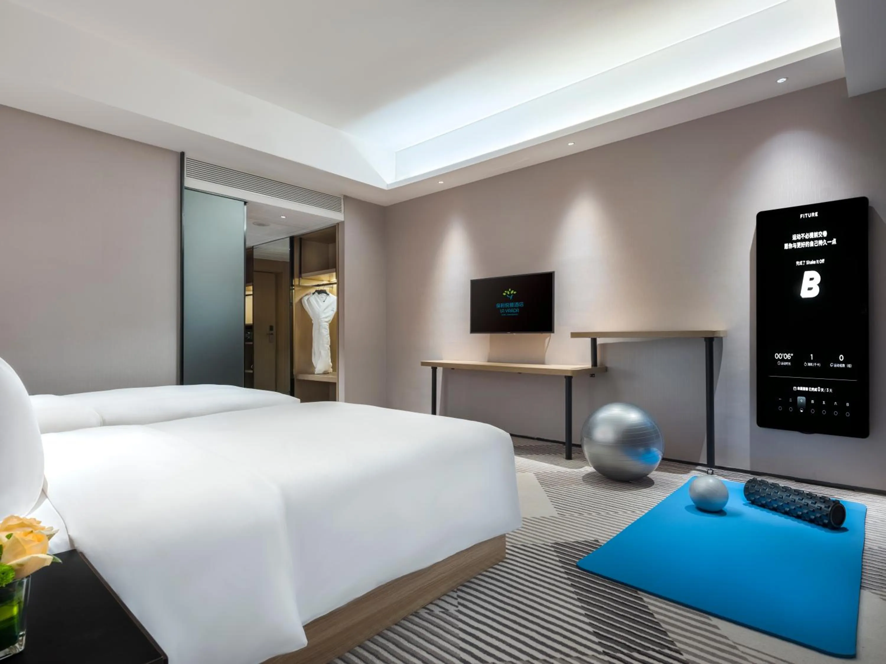 Communal lounge/ TV room, Bed in La Yarda Hotel Guangzhou