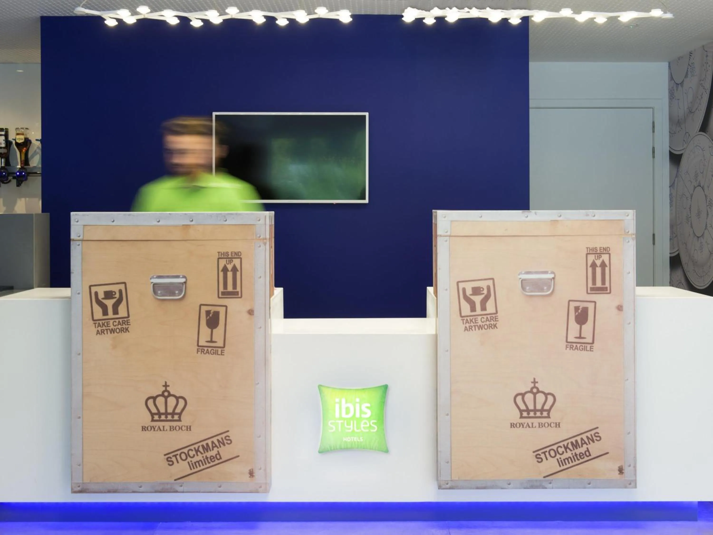 Lounge or bar in Ibis Styles La Louvière