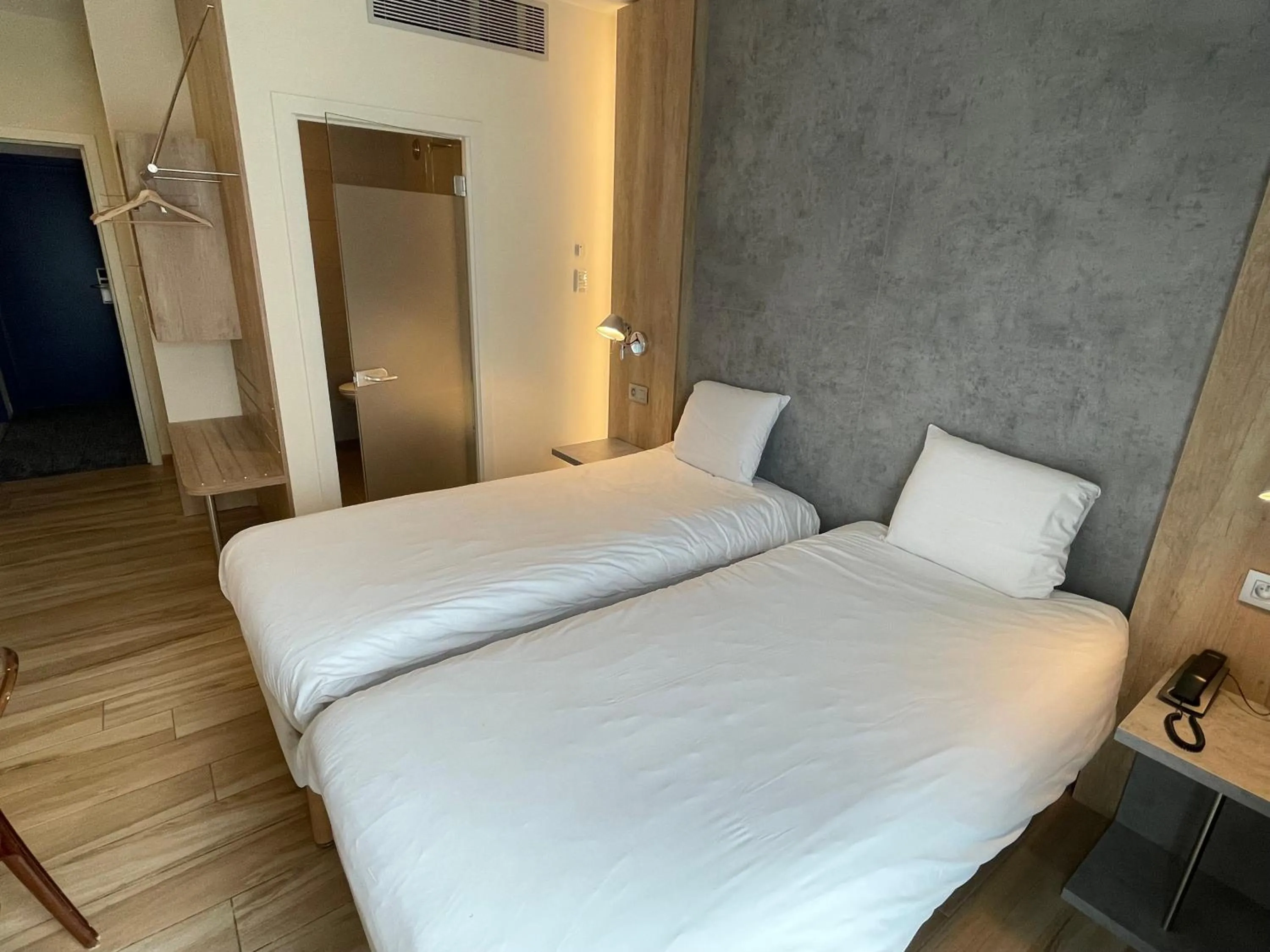 Photo of the whole room, Bed in Ibis Styles La Louvière