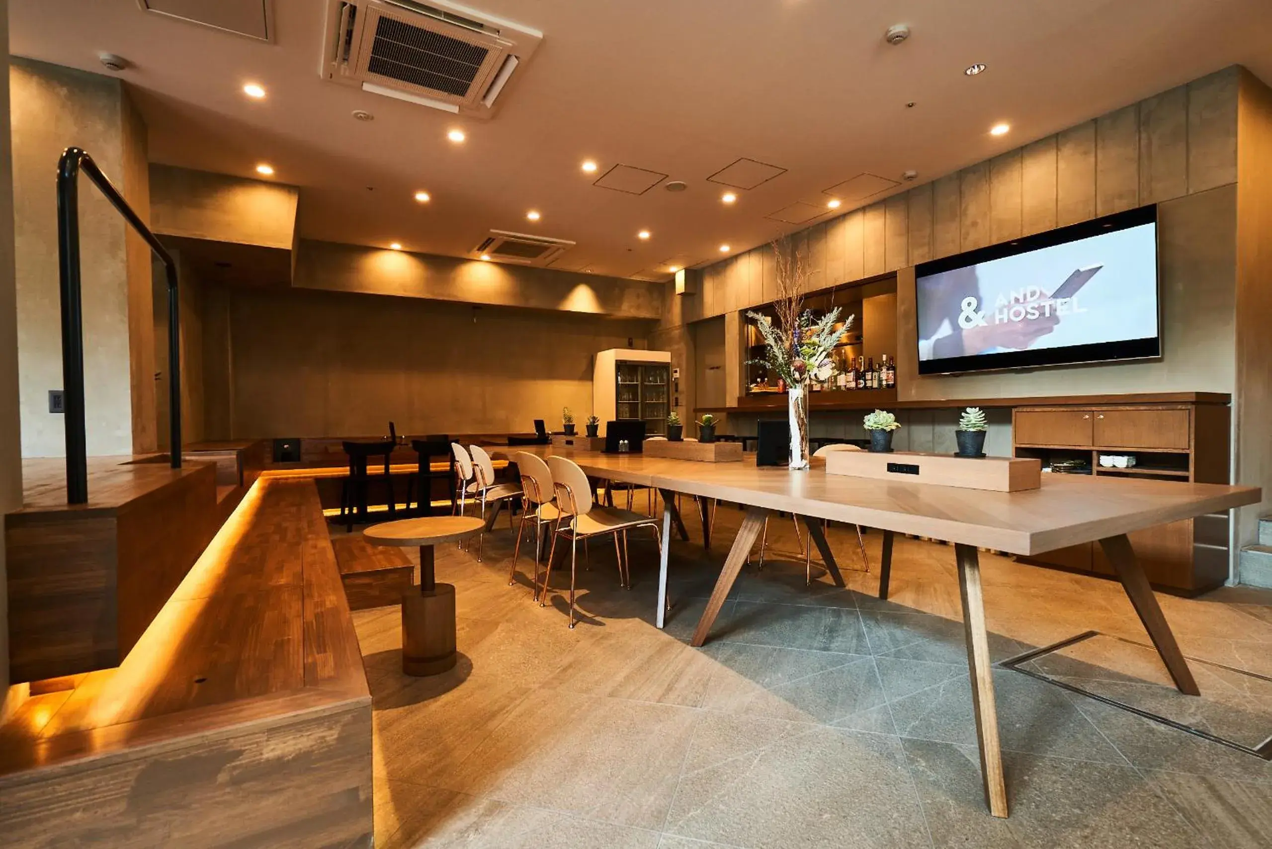 Lounge or bar in &AND HOSTEL HOMMACHI EAST Lounge or bar in &AND HOSTEL HOMMACHI EAST