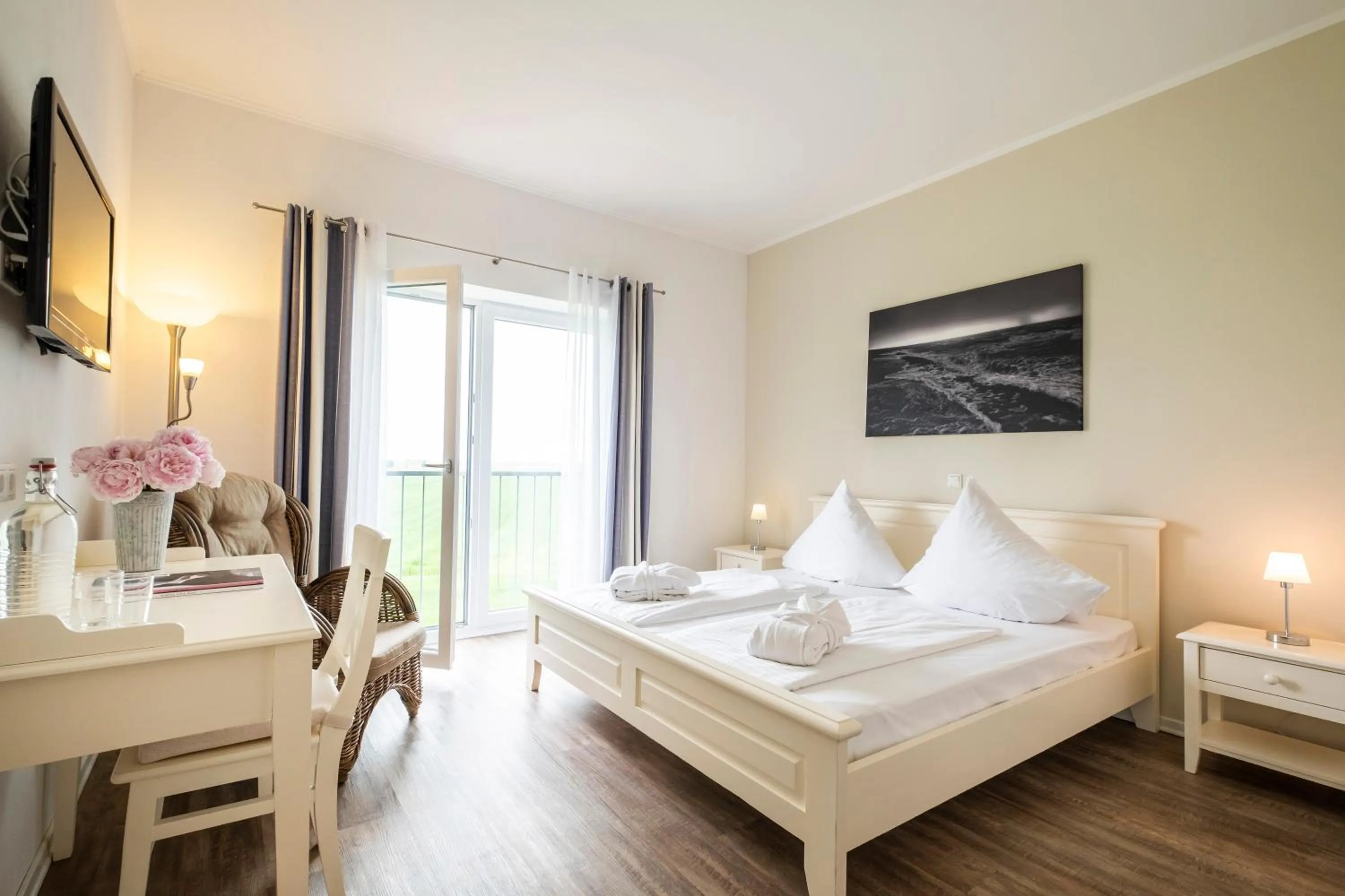 Photo of the whole room, Bed in Hotel, Restaurant, Café Pharisäerhof - Nordseeurlaub mit Hund