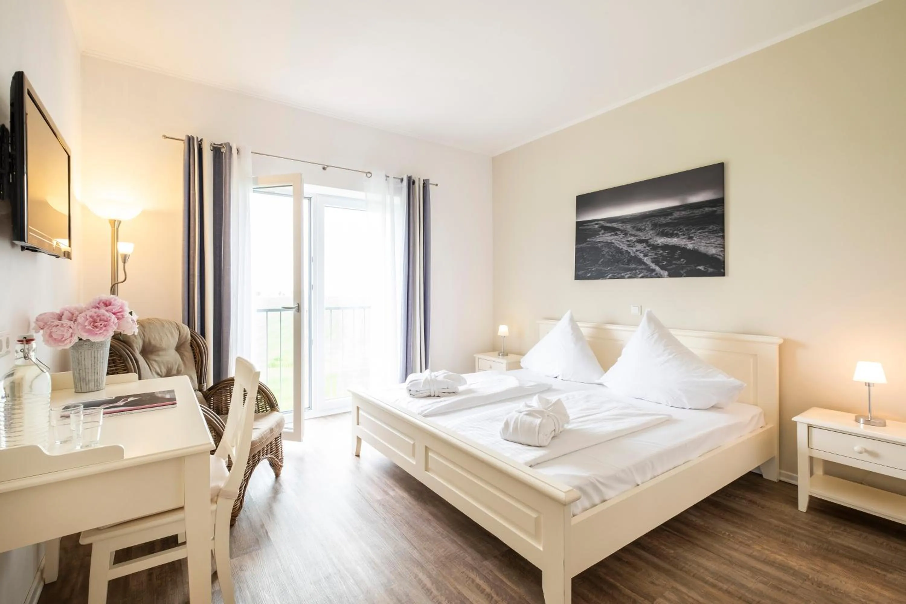 Photo of the whole room, Bed in Hotel, Restaurant, Café Pharisäerhof - Nordseeurlaub mit Hund