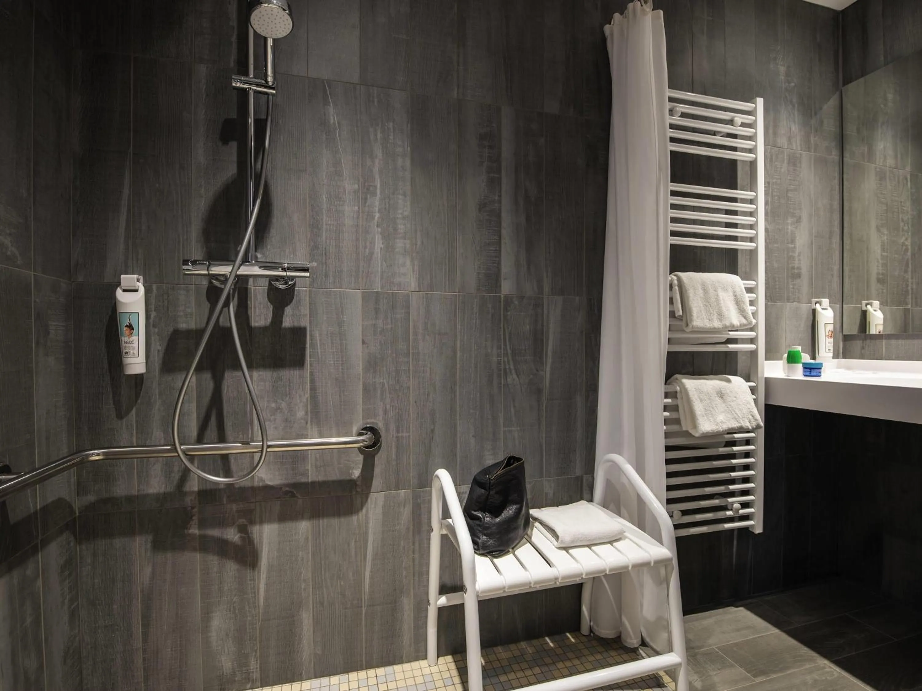 Bedroom in ibis Nuits Saint Georges