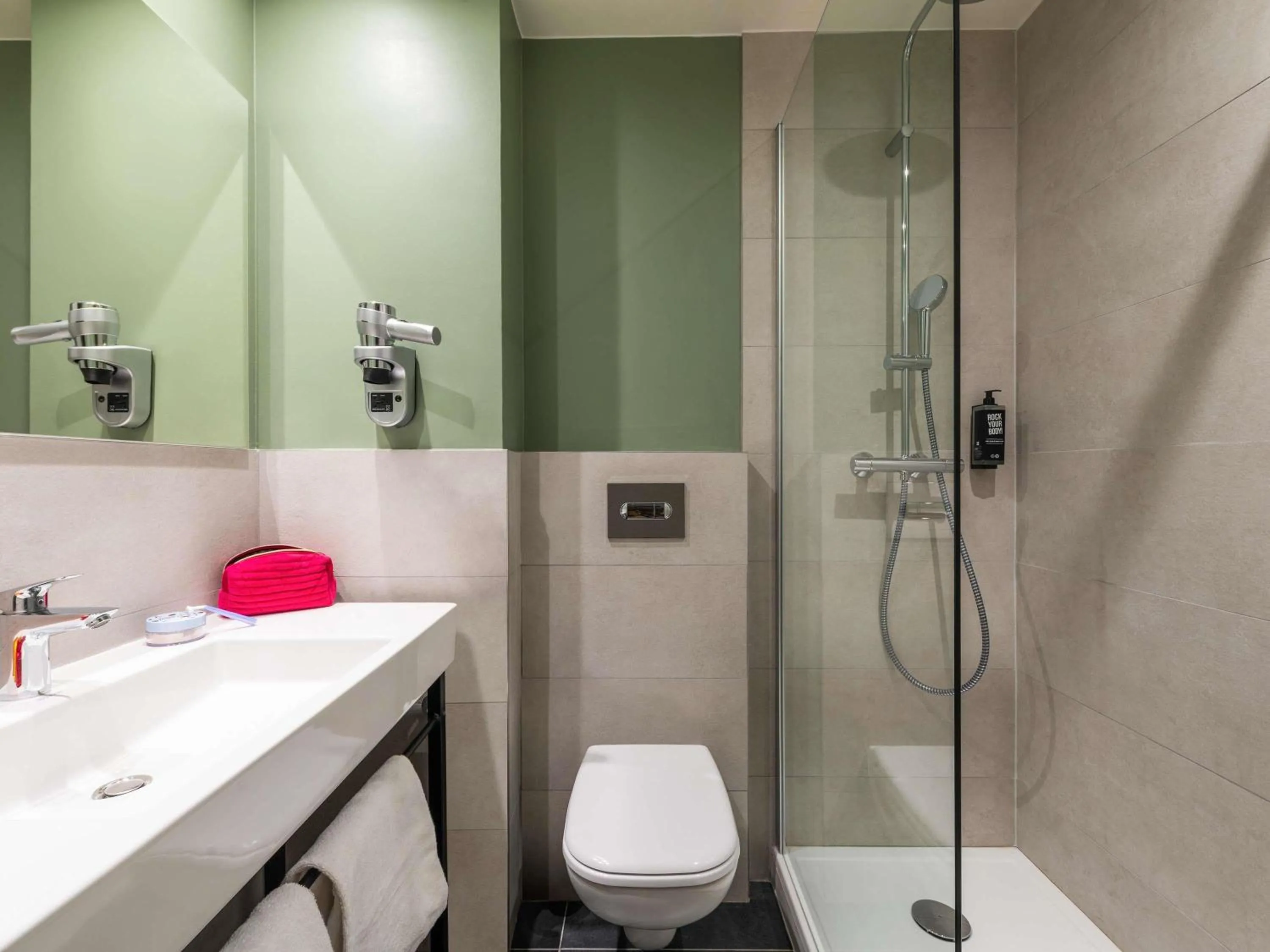 Bedroom in ibis Nuits Saint Georges