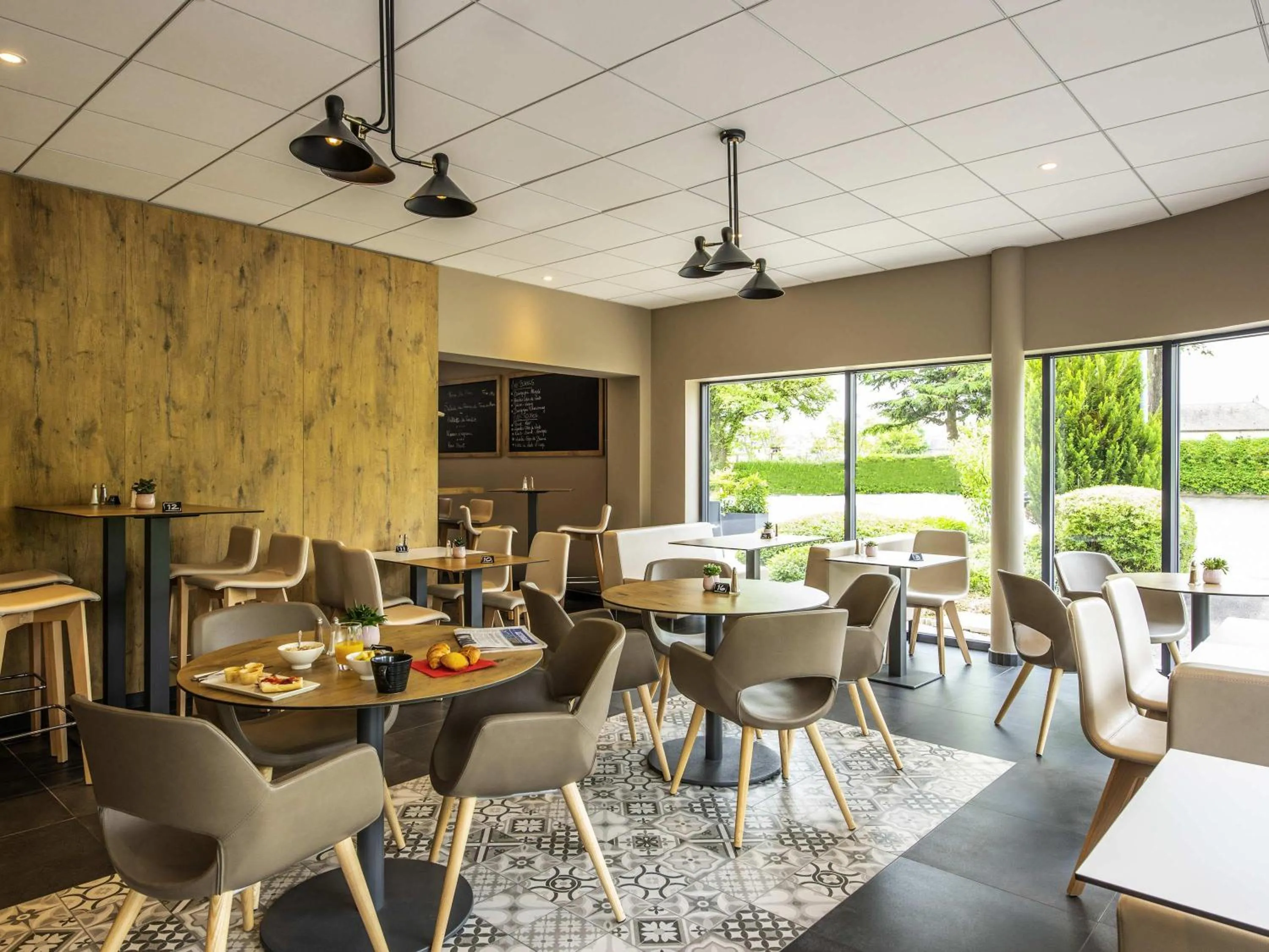 Restaurant/places to eat in ibis Nuits Saint Georges