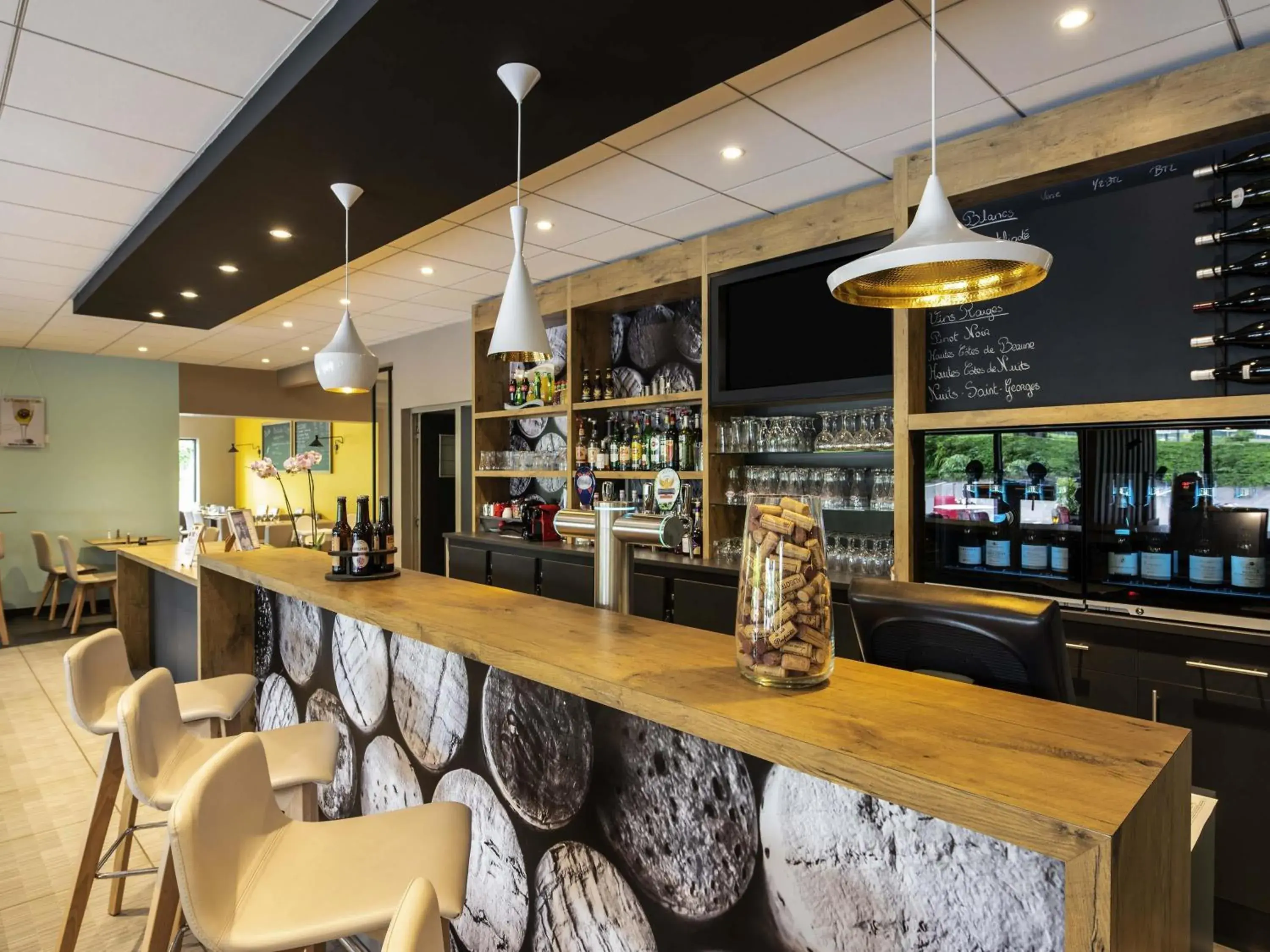 Lounge or bar in ibis Nuits Saint Georges Lounge or bar in ibis Nuits Saint Georges
