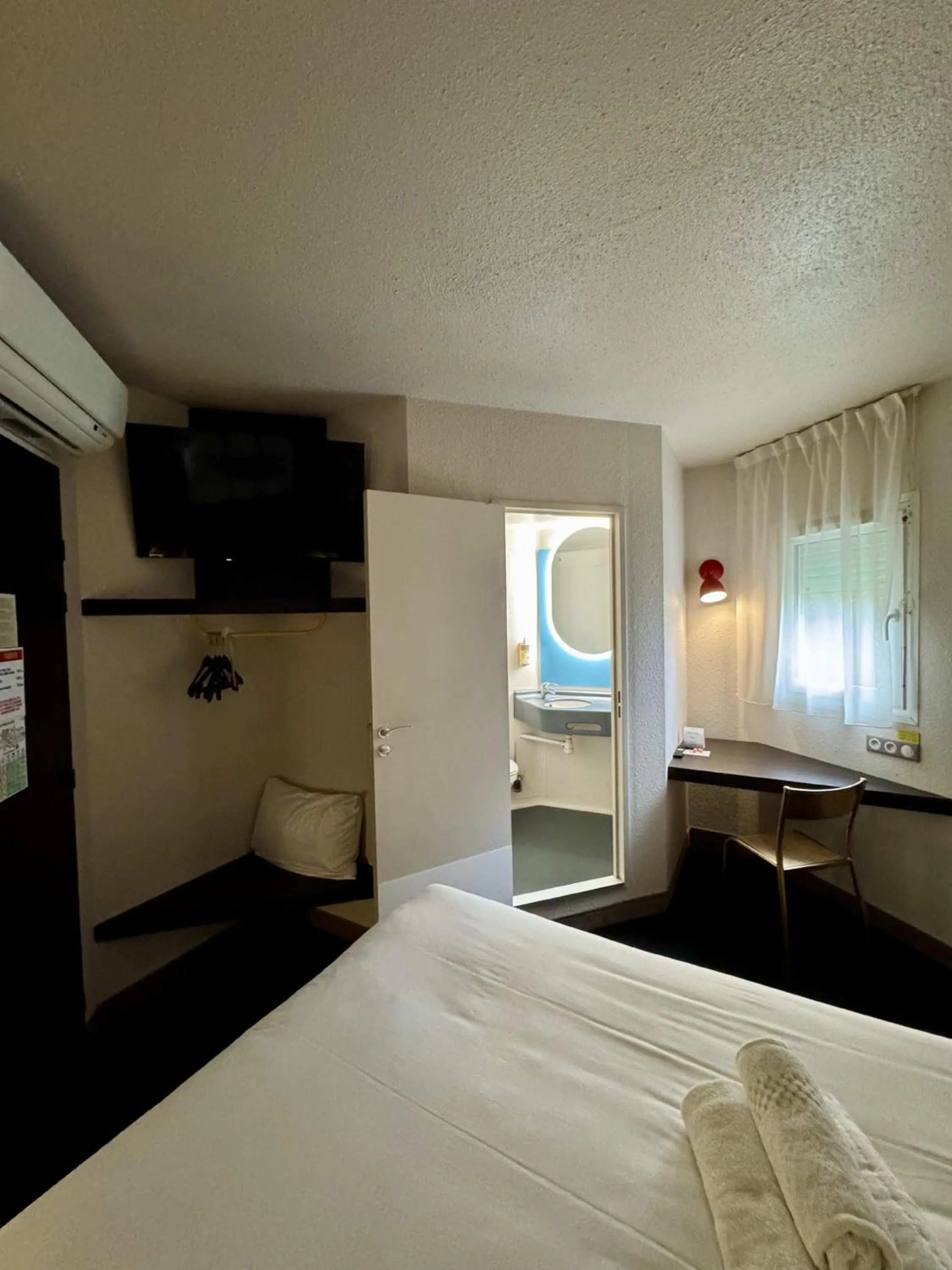 Bathroom, Bed in The Originals Access, Hôtel Limoges Nord