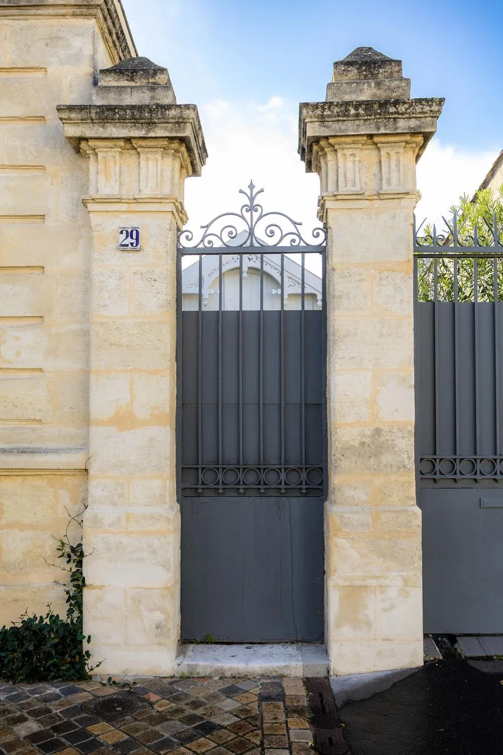 Facade/entrance in B&B La Halte Montaigne