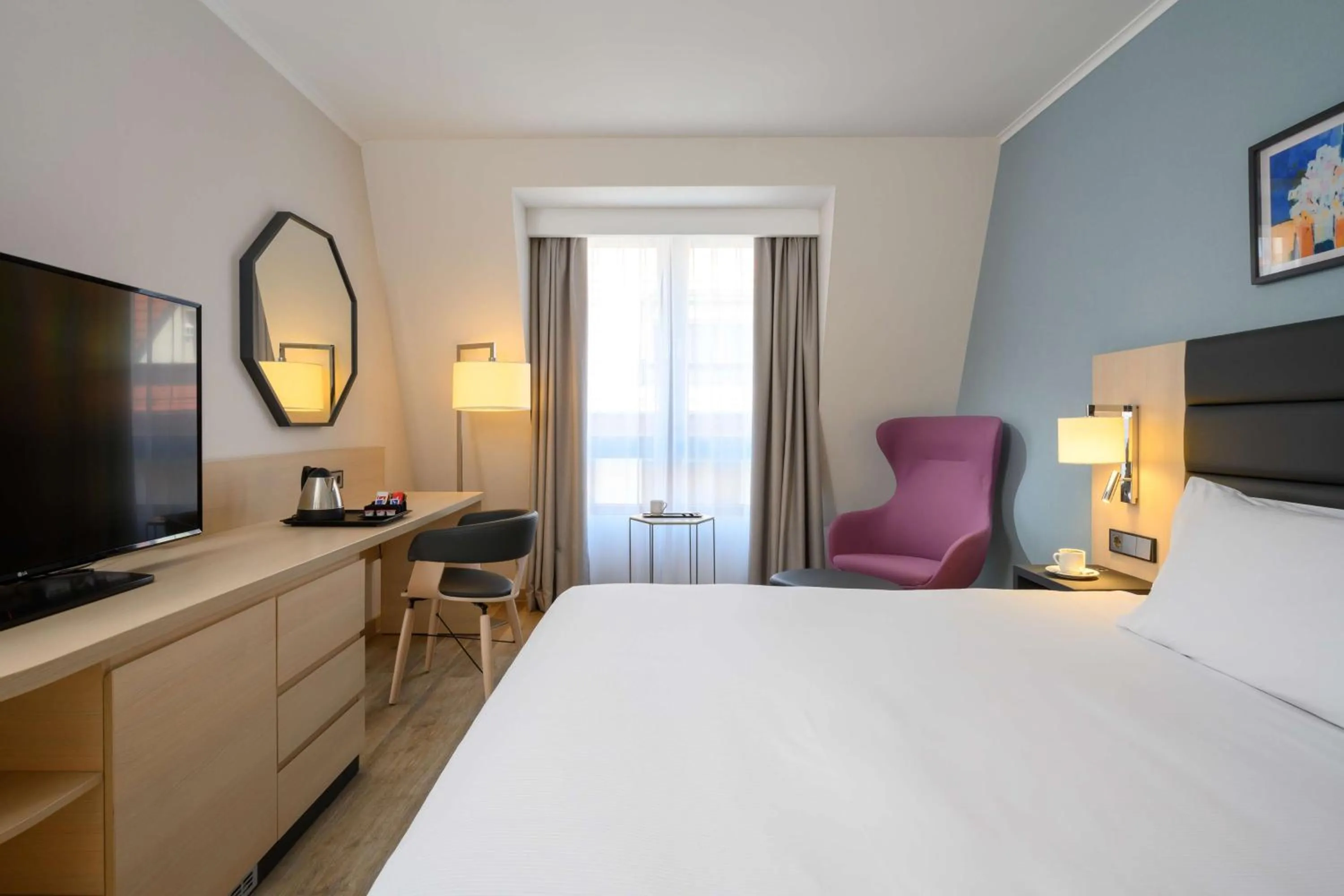 Photo of the whole room, Bed in Hilton Garden Inn Budapest City Centre