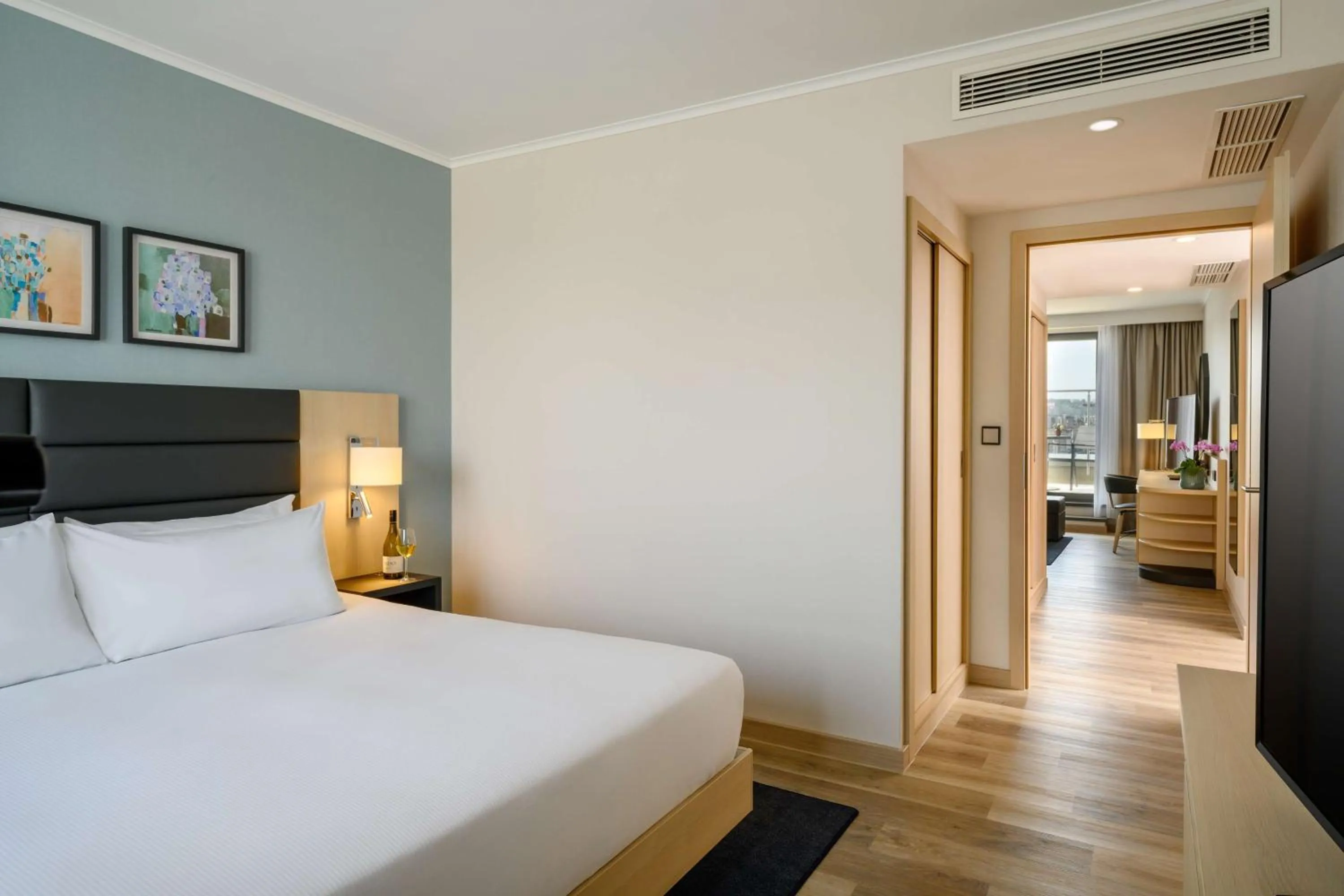 Photo of the whole room, Bed in Hilton Garden Inn Budapest City Centre