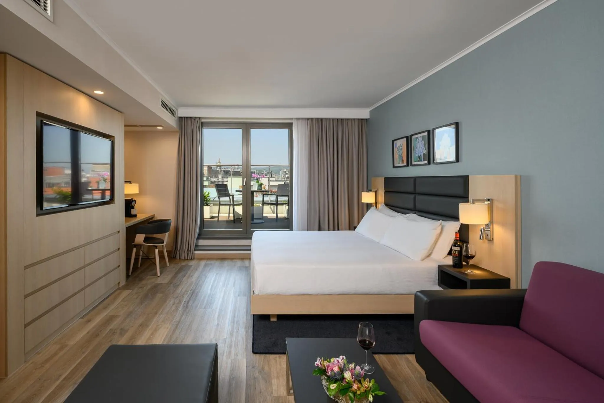 Property building, Bed in Hilton Garden Inn Budapest City Centre