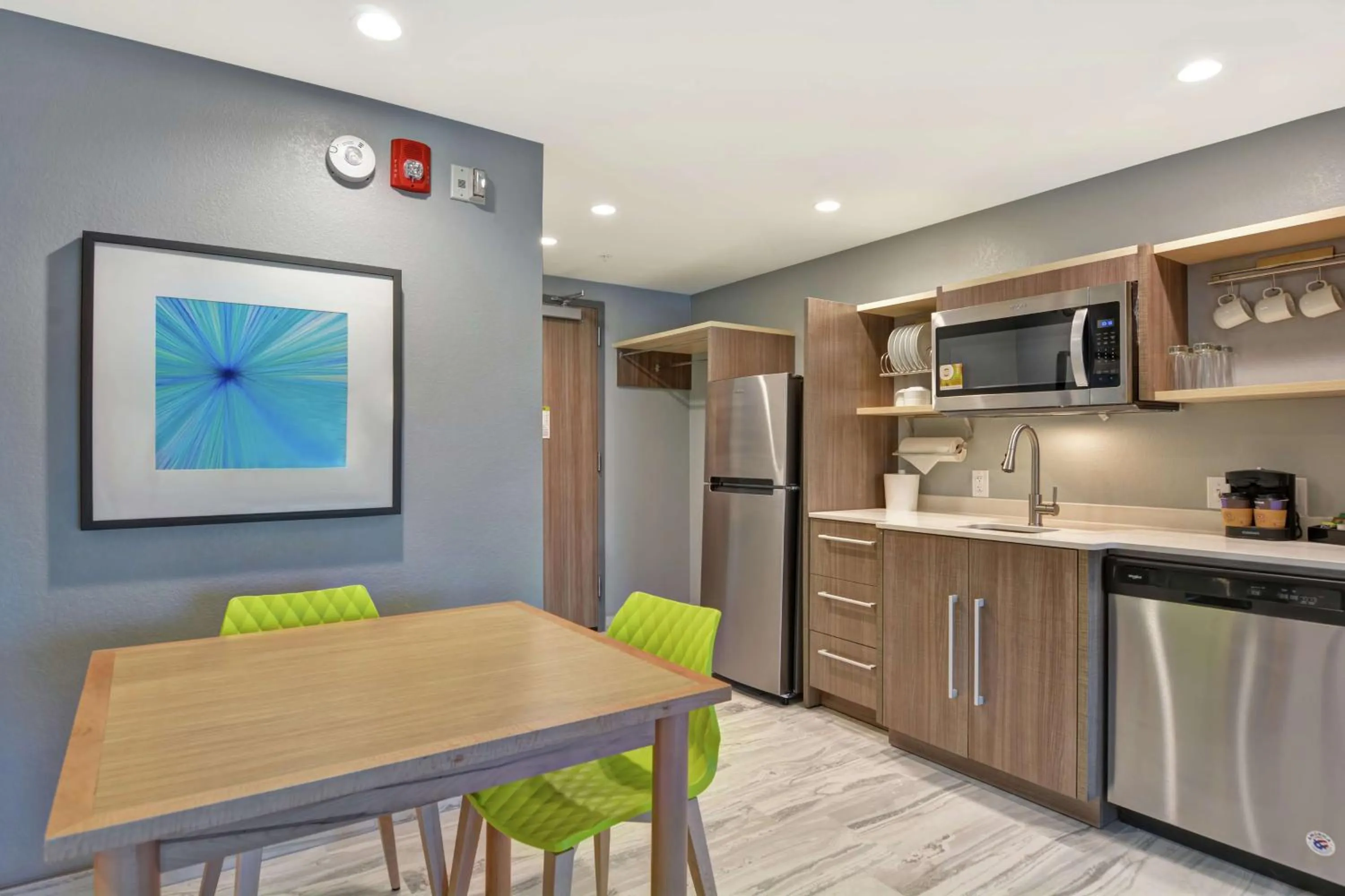 Kitchen or kitchenette in Home2 Suites By Hilton Jacksonville South St Johns Town Ctr