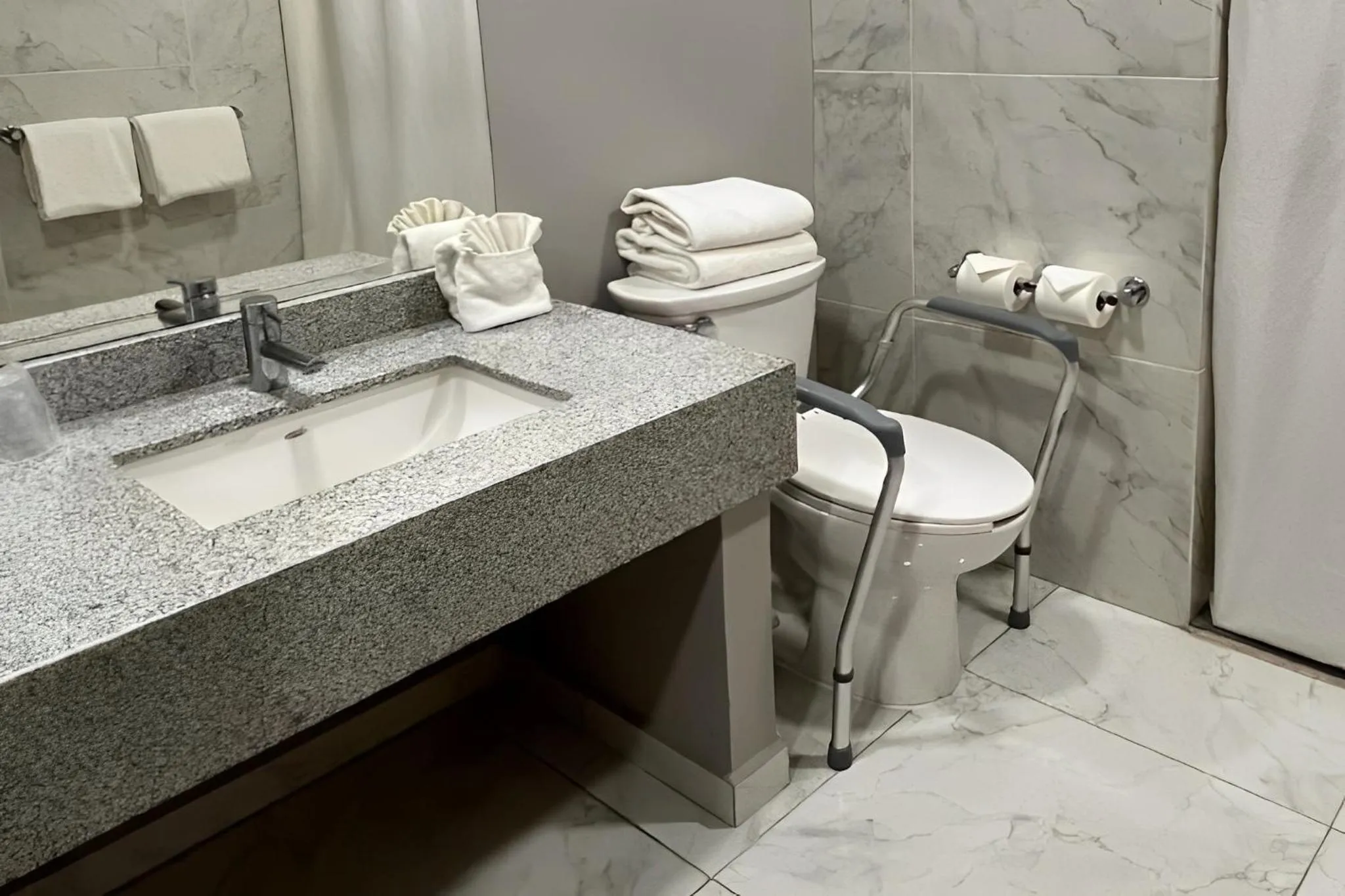 Bathroom in Comfort Inn Hermosillo Aeropuerto