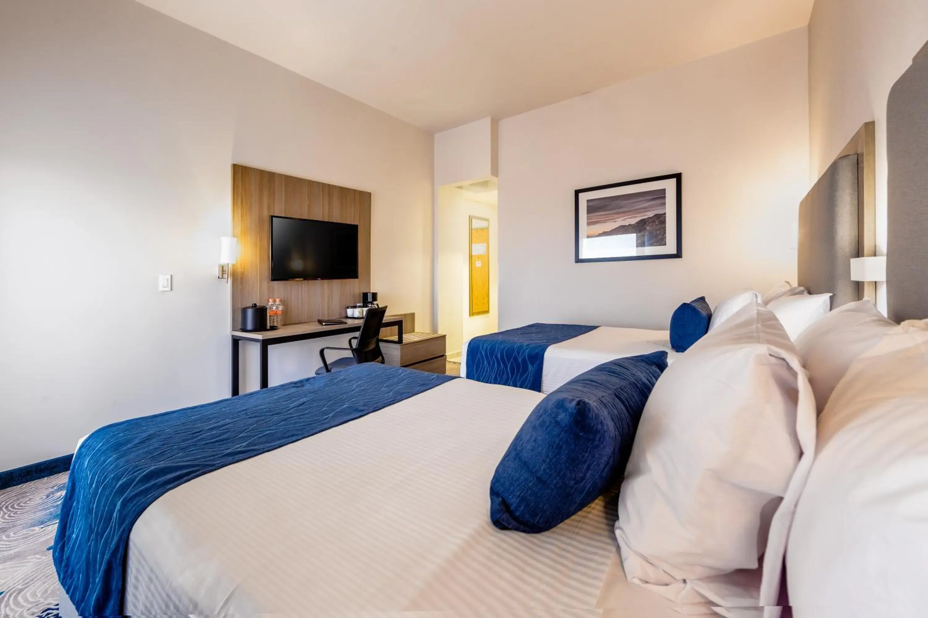 Double Room with Two Double Beds and Roll in Shower - Accessible/Non-Smoking in Comfort Inn Hermosillo Aeropuerto Double Room with Two Double Beds and Roll in Shower - Accessible/Non-Smoking in Comfort Inn Hermosillo Aeropuerto
