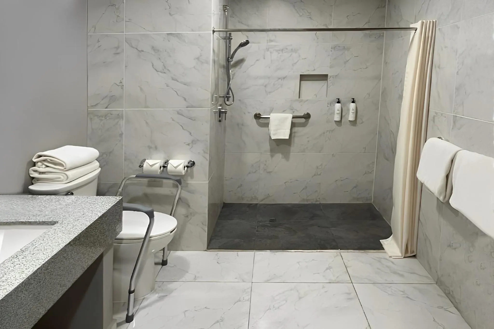 Bathroom in Comfort Inn Hermosillo Aeropuerto