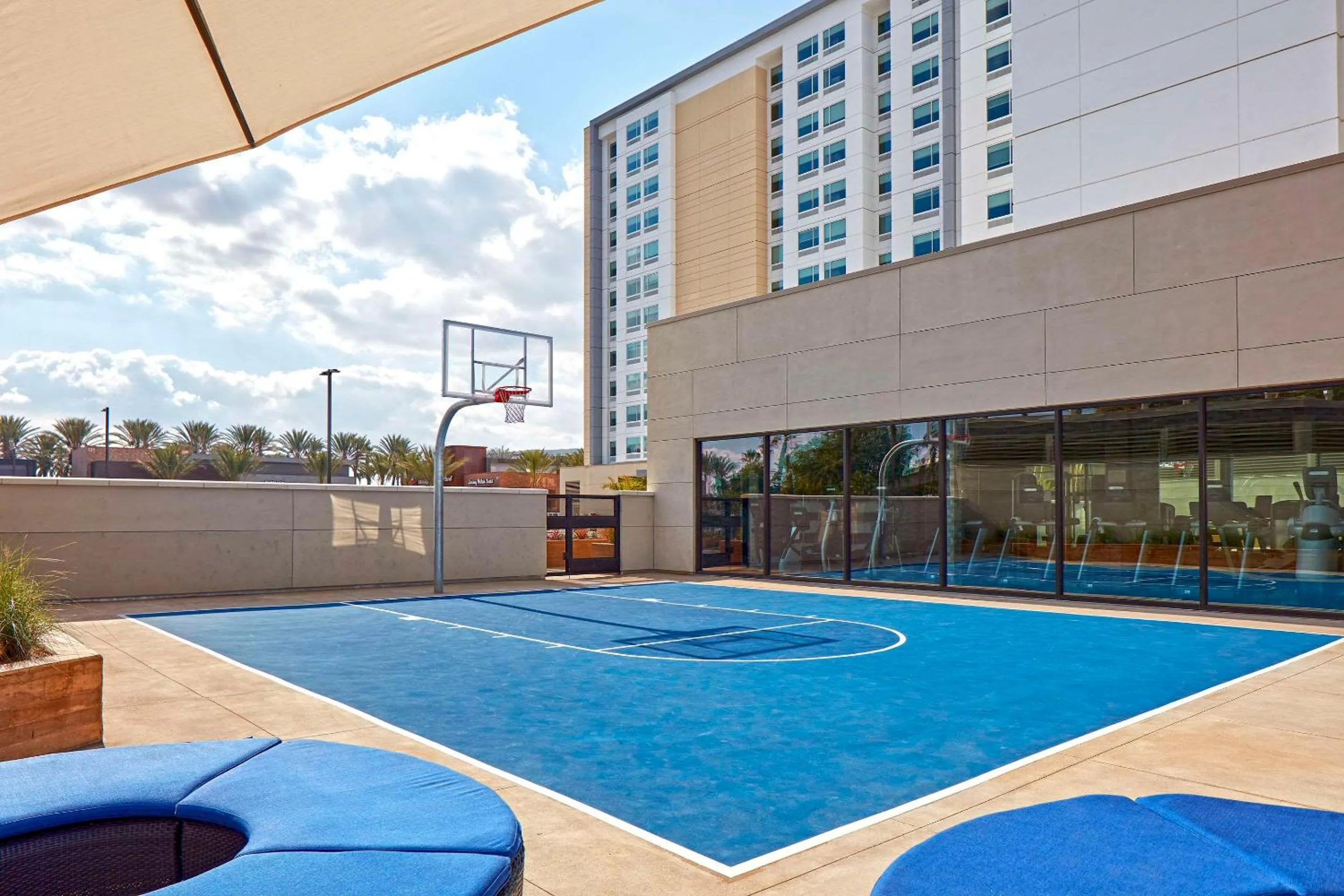 Fitness centre/facilities in Anaheim Suites Hotel