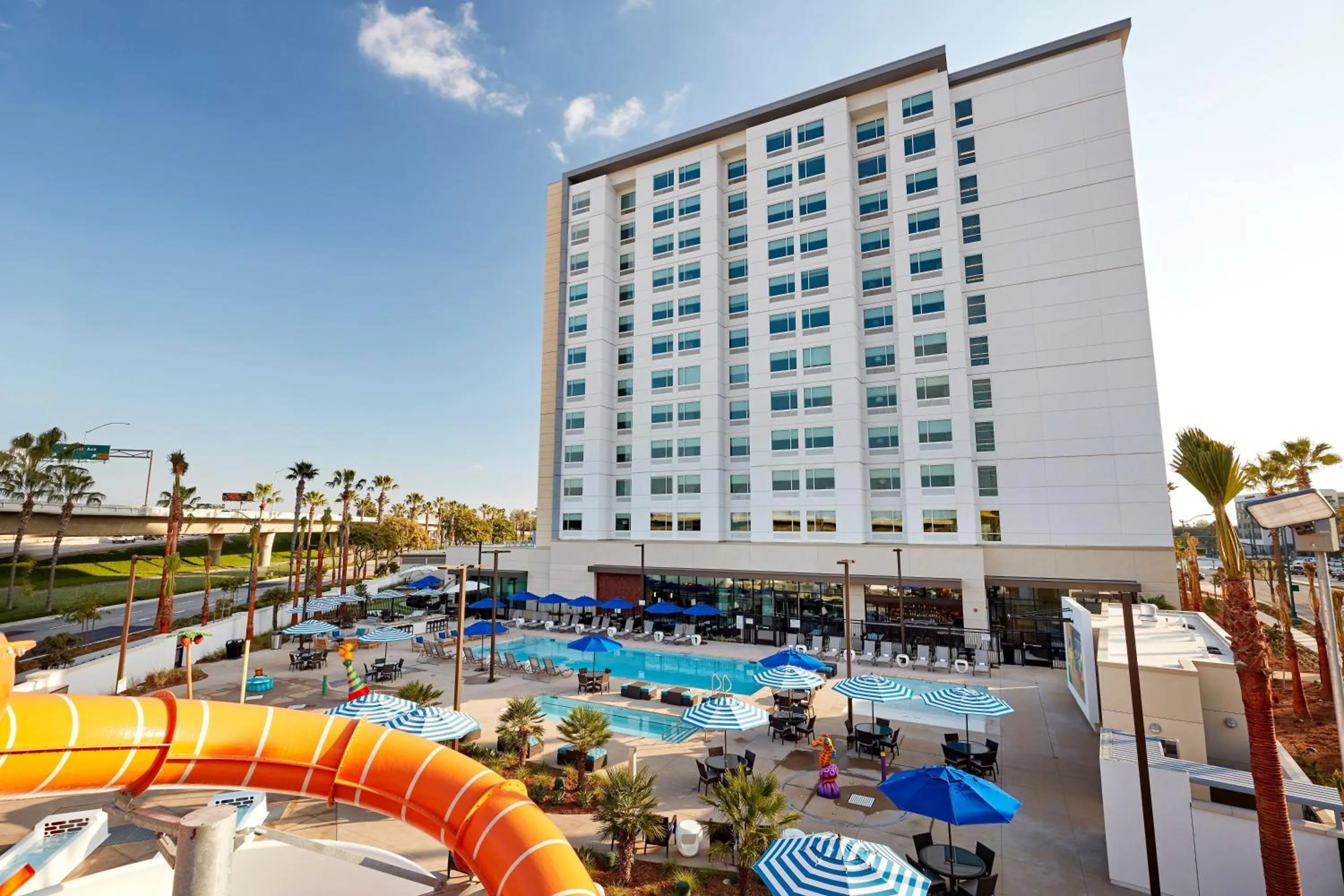 Property building in Anaheim Resort Suites