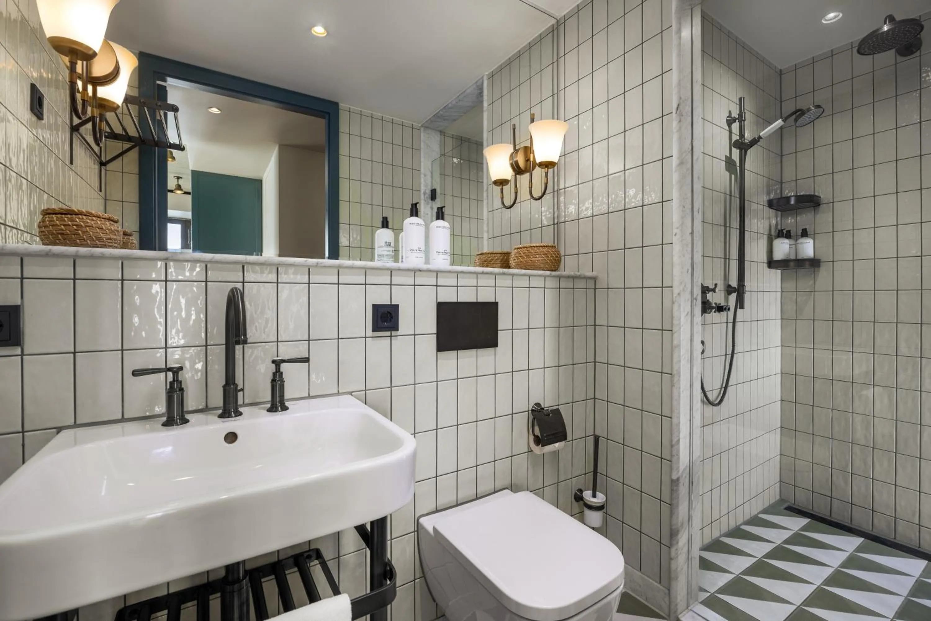 Shower in The July - Boat & Co