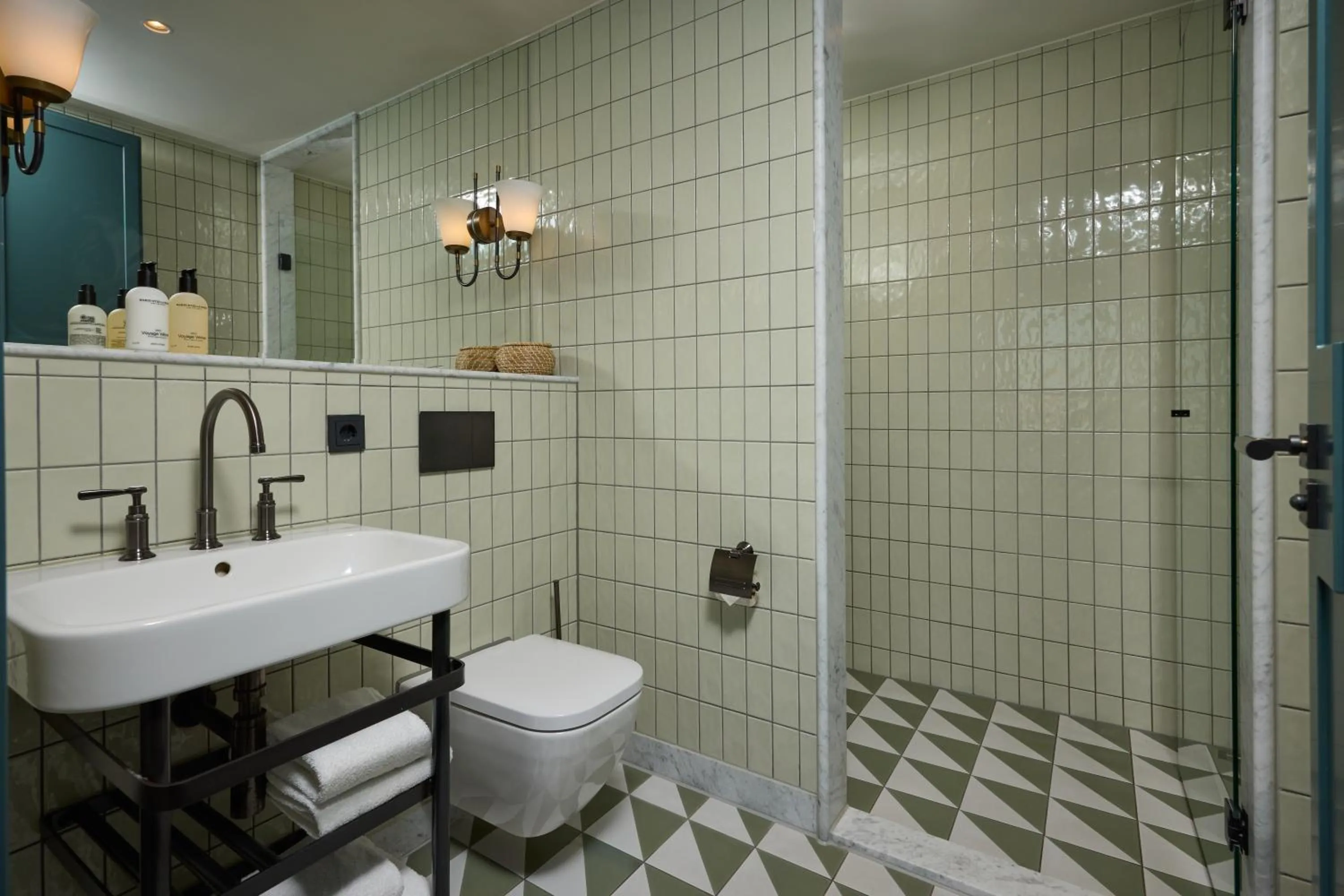 Shower in The July - Boat & Co