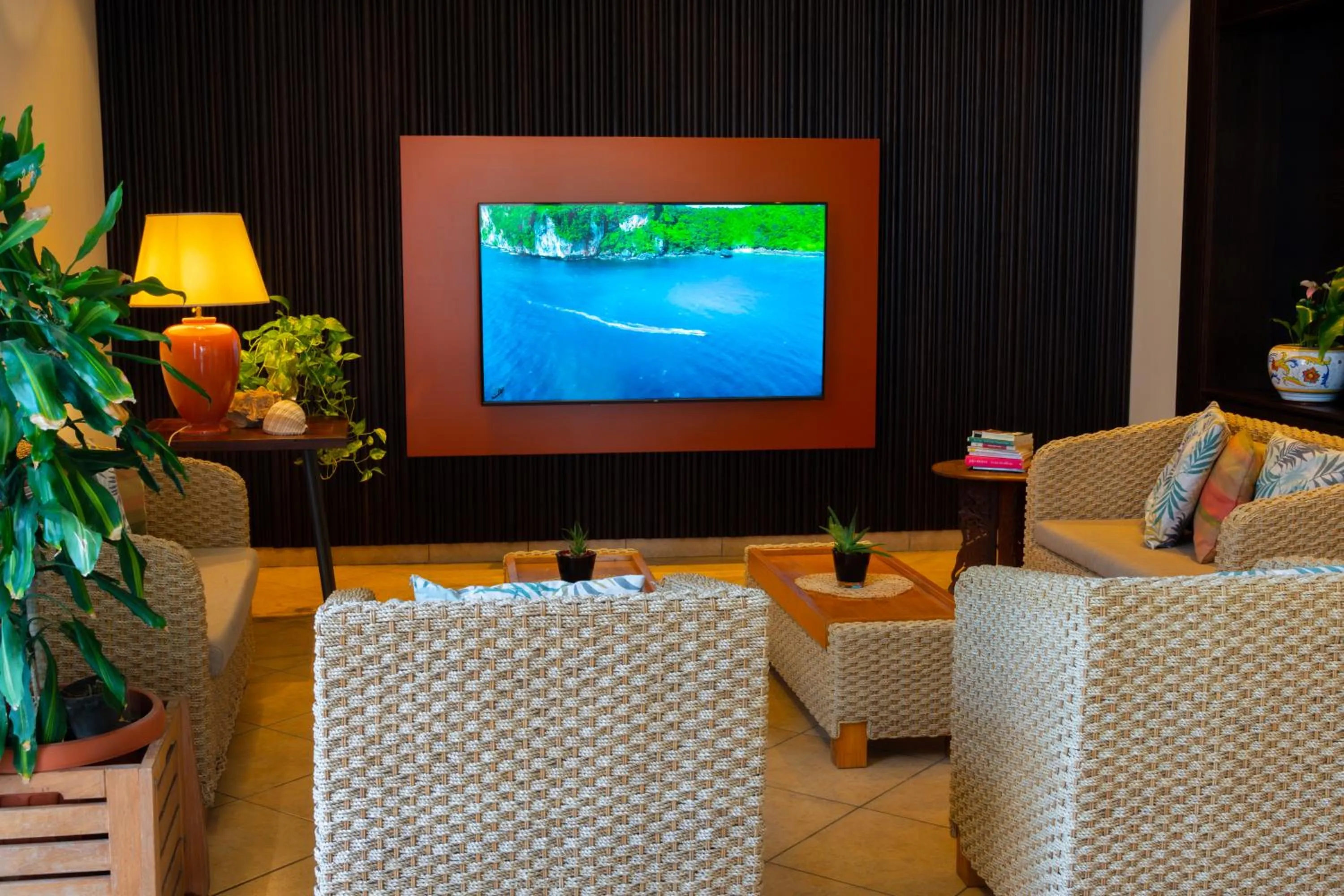 Communal lounge/ TV room in Hotel Garden
