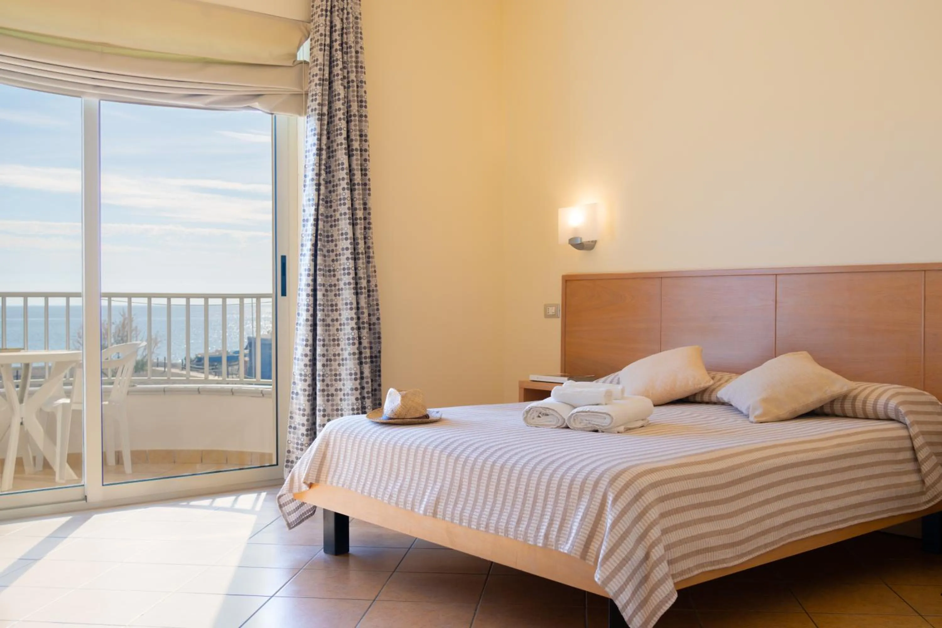 Bedroom, Bed in Hotel Garden