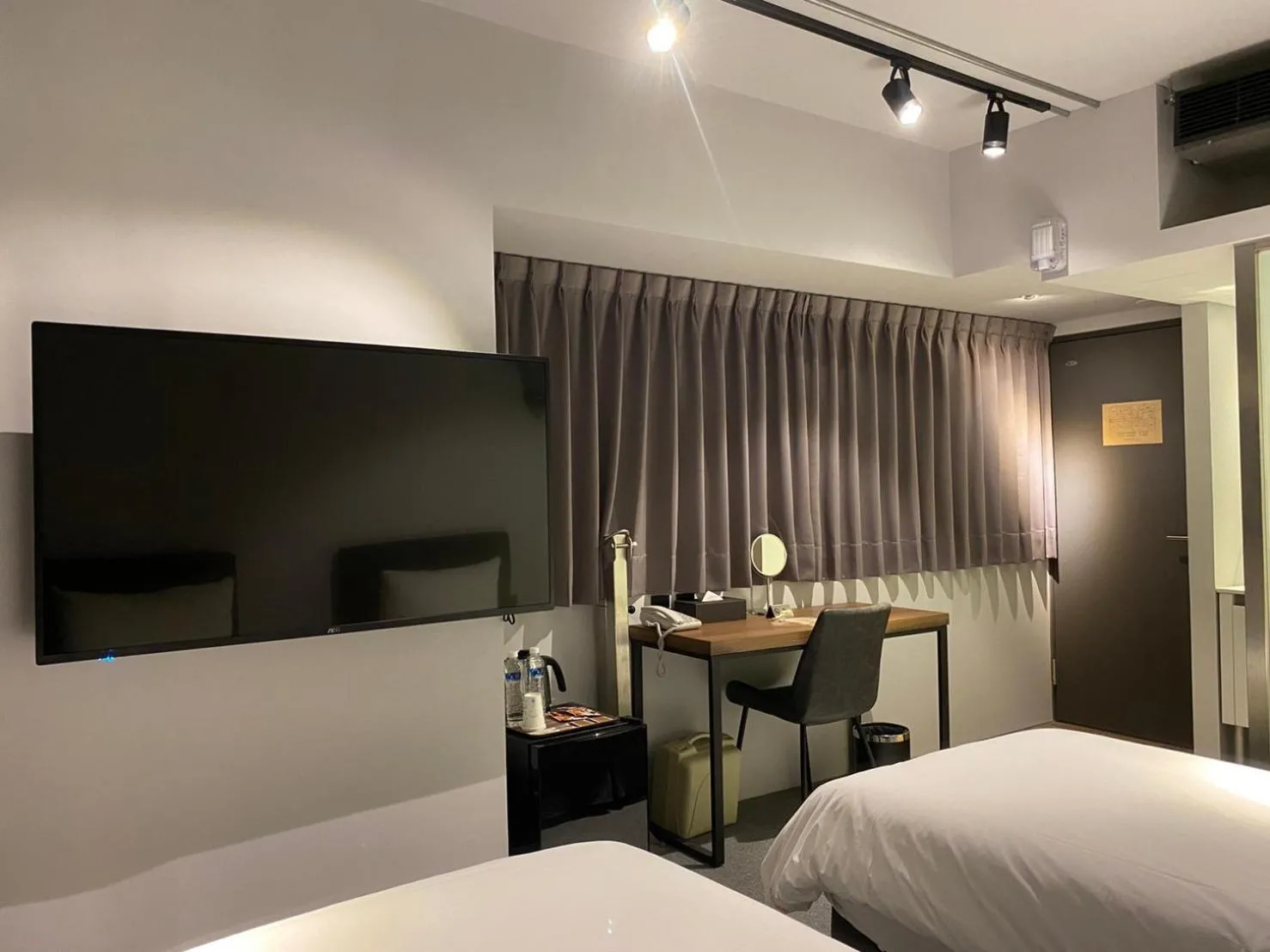 Photo of the whole room, Bed in Doudian DDiNN Hotel