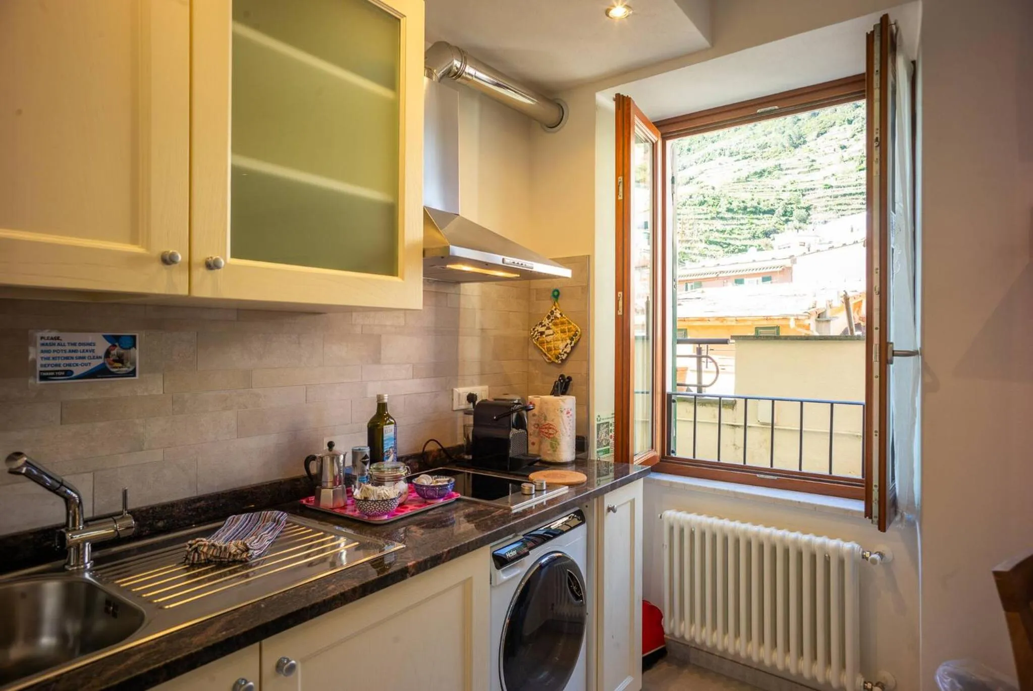 Kitchen or kitchenette in Ventu de Ma Studios & Rooms