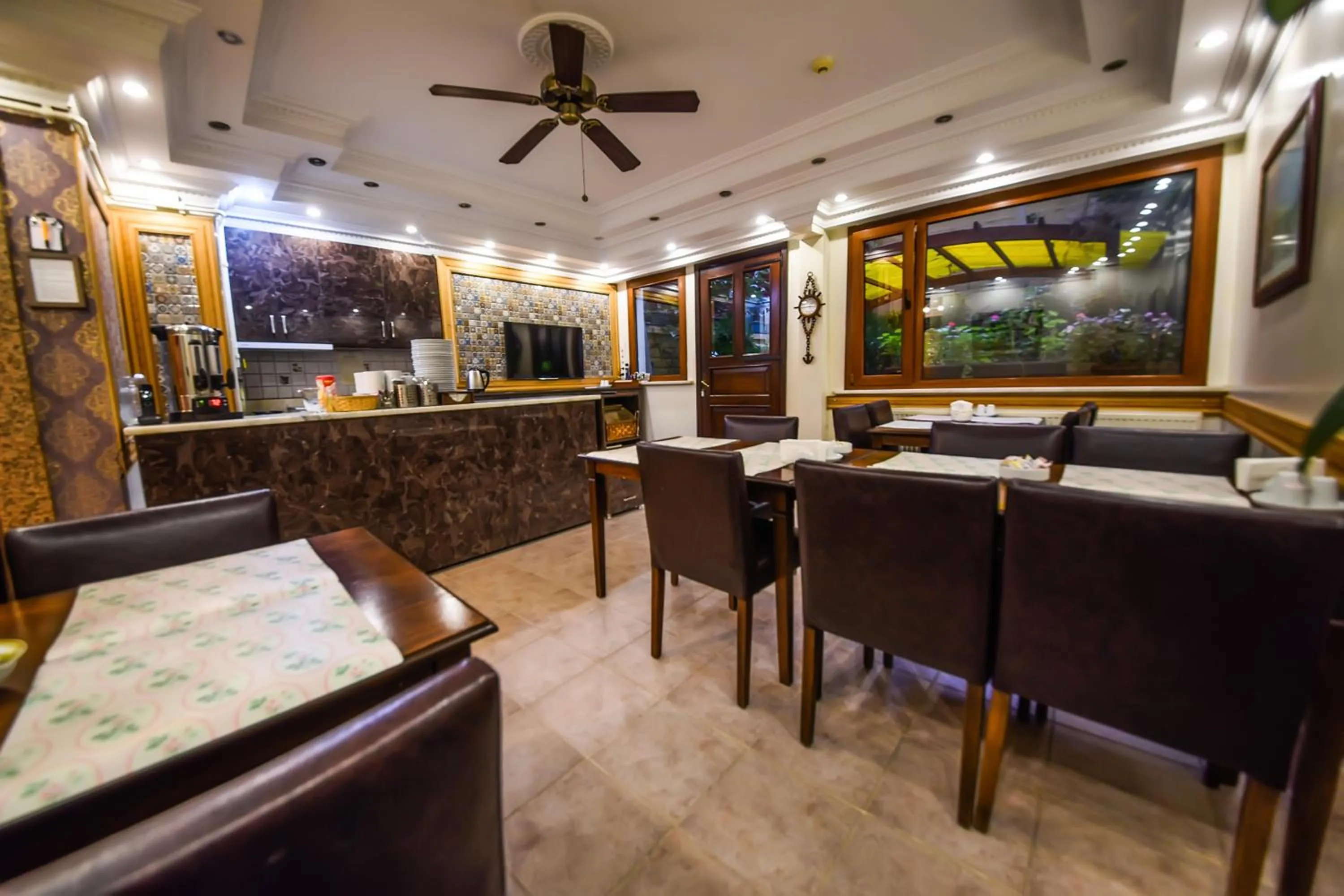 Communal lounge/ TV room in Kosk Hotel Kadikoy