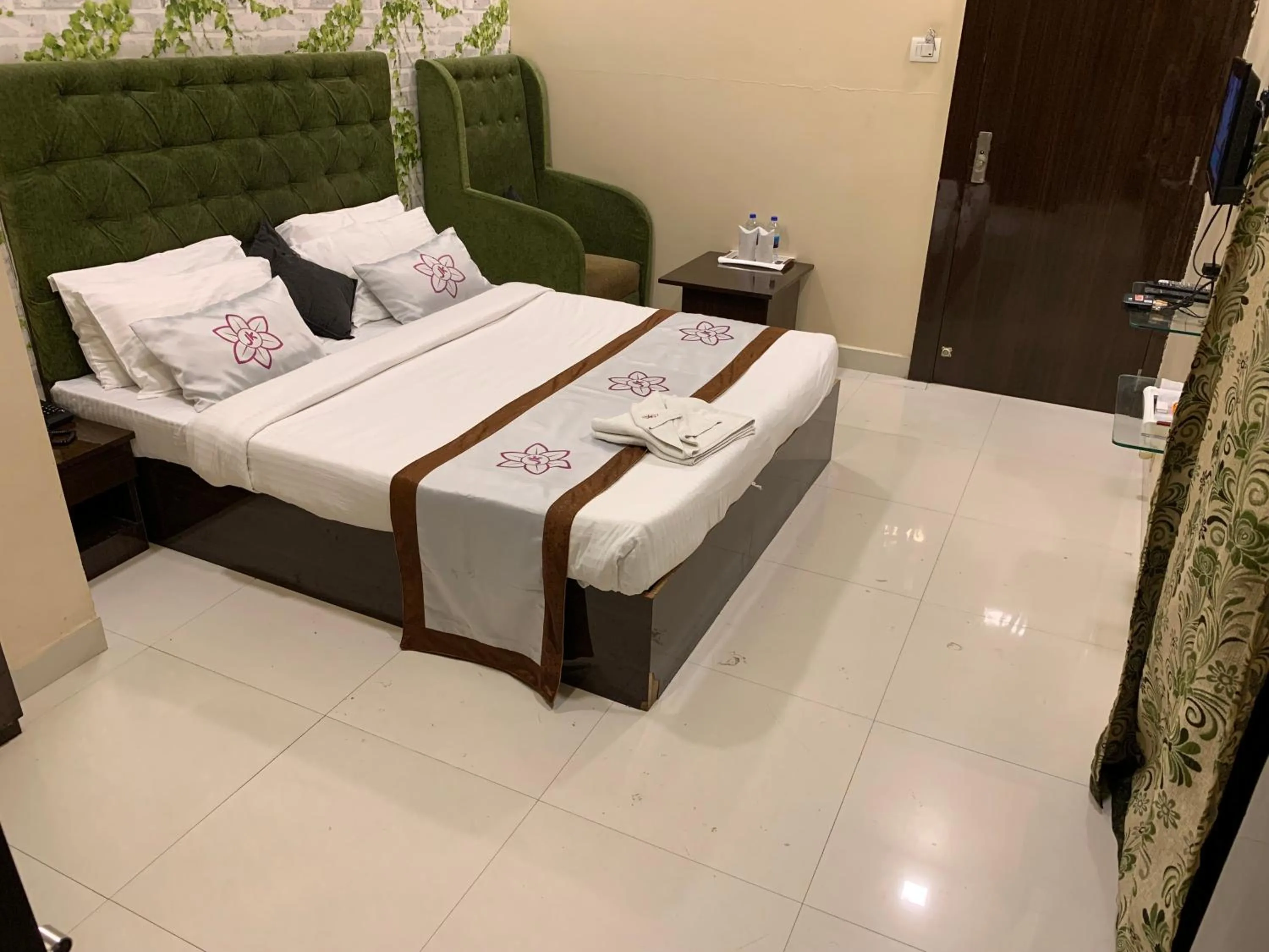 Bed in The JK Hotel Nr Railway Station