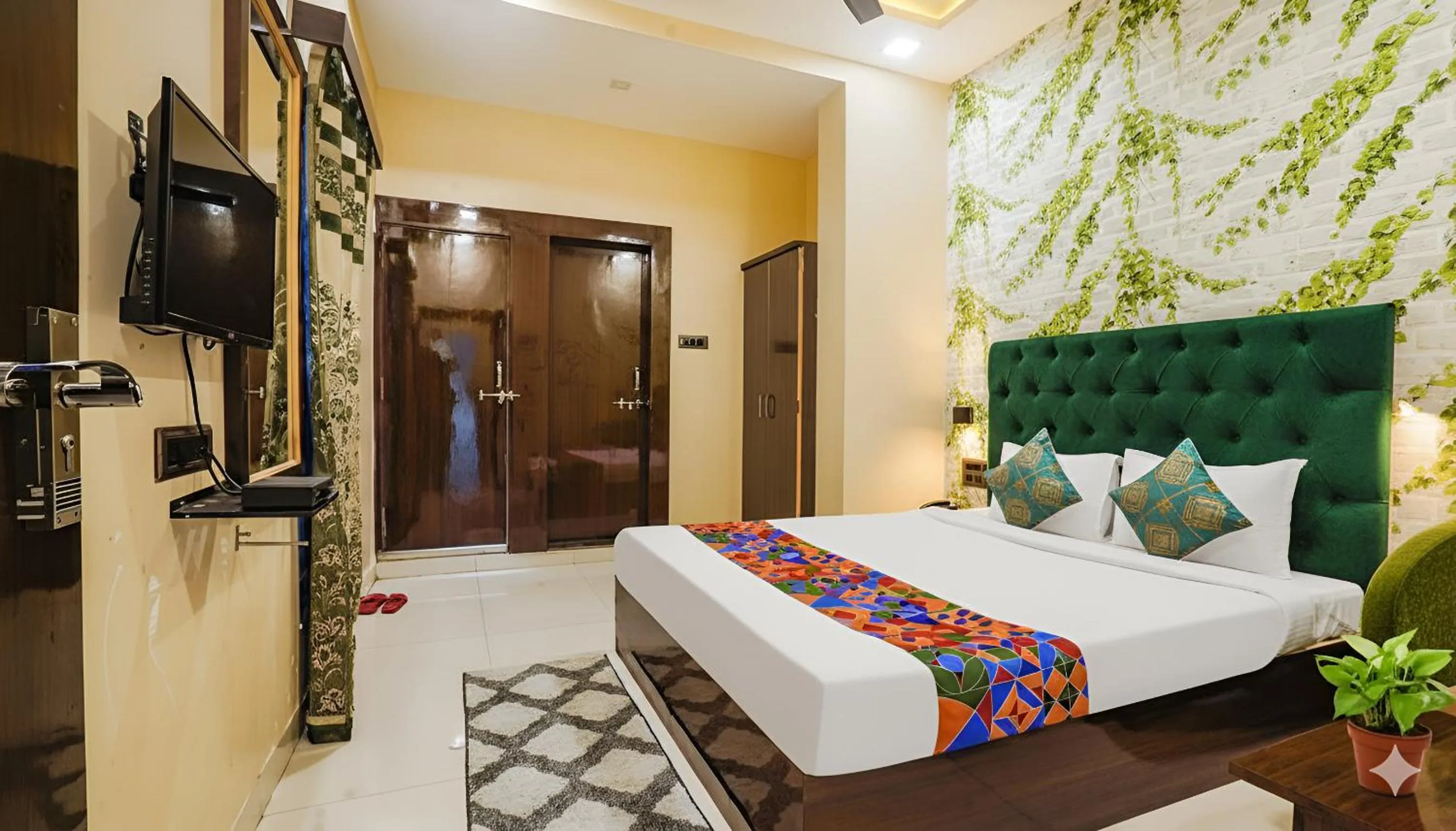 Bed in The JK Hotel Nr Railway Station