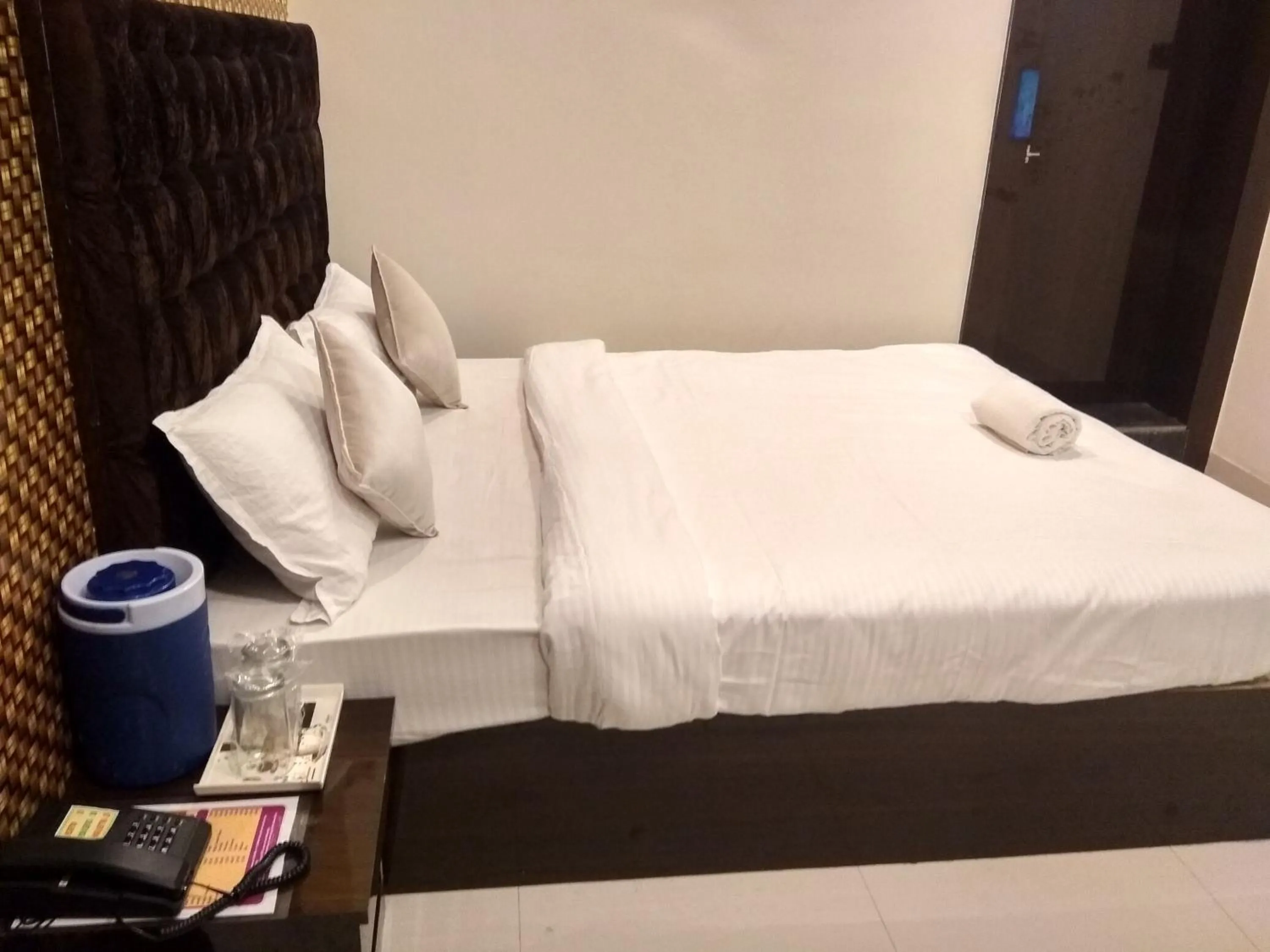 Bed in The JK Hotel Nr Railway Station