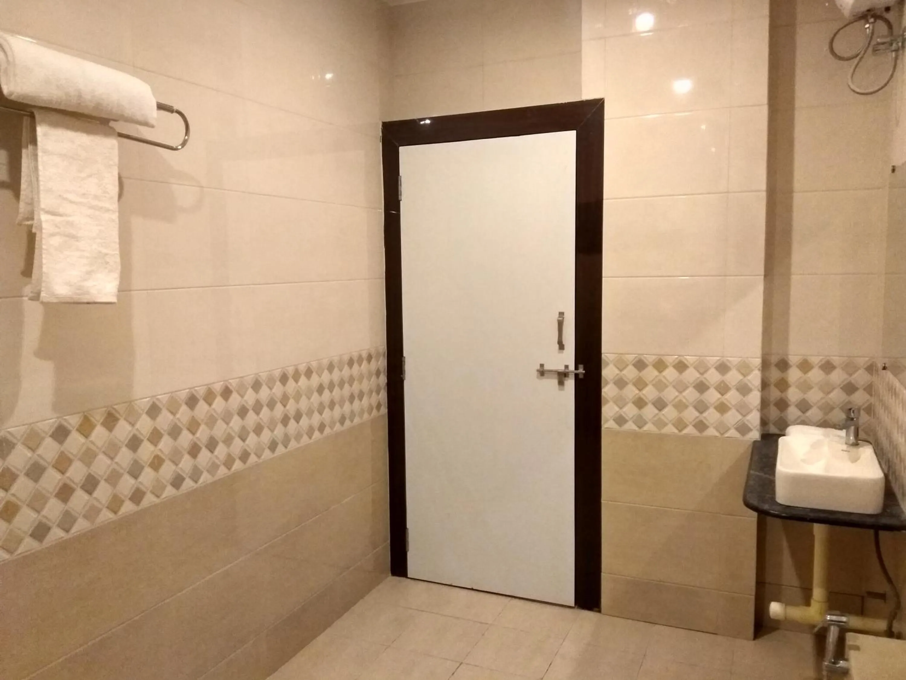 Shower in The JK Hotel Nr Railway Station