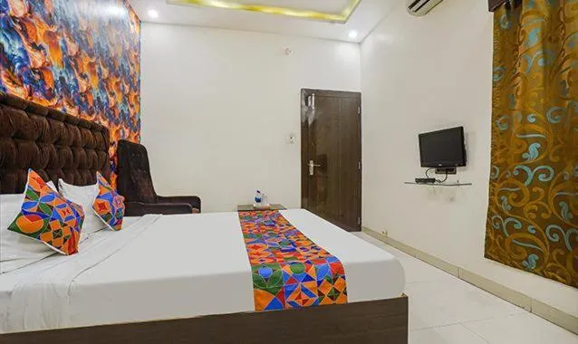 Bed in The JK Hotel Nr Railway Station