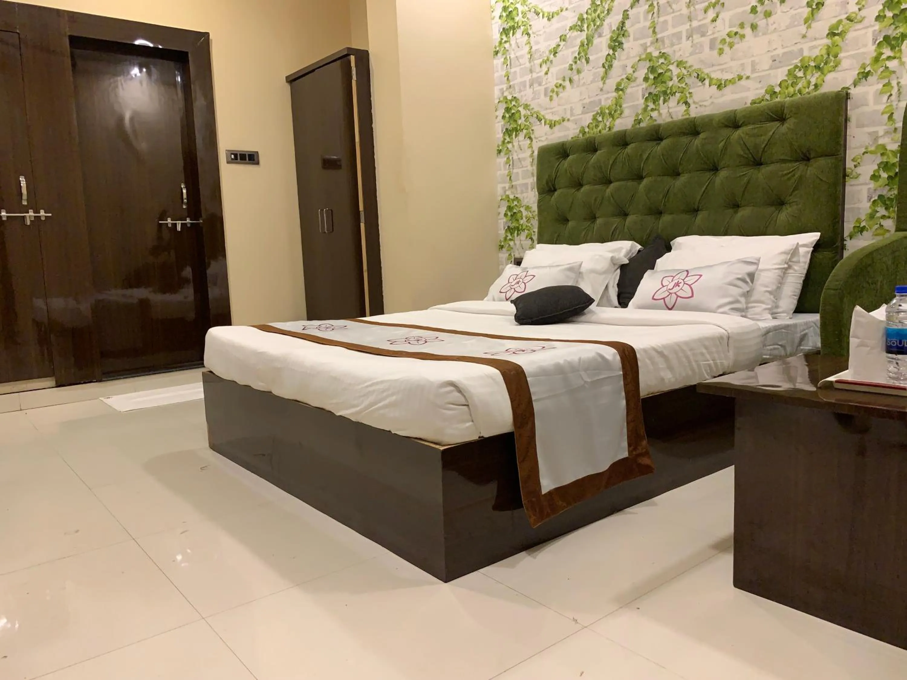 Bedroom, Bed in The JK Hotel Nr Railway Station