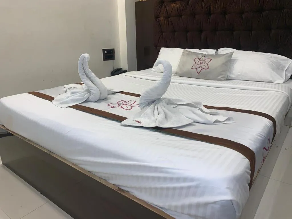Bed in The JK Hotel Nr Railway Station