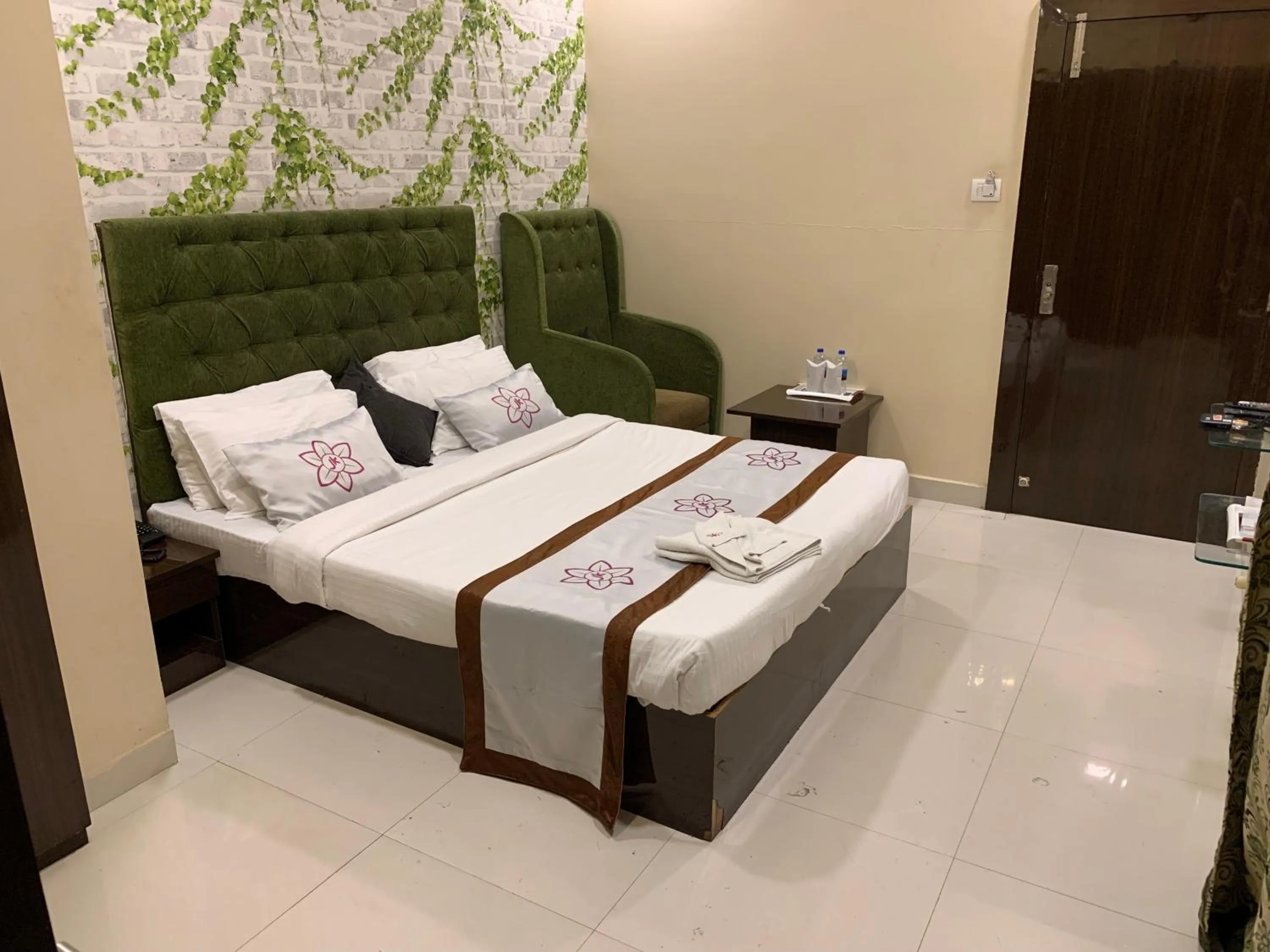 Bed in The JK Hotel Nr Railway Station