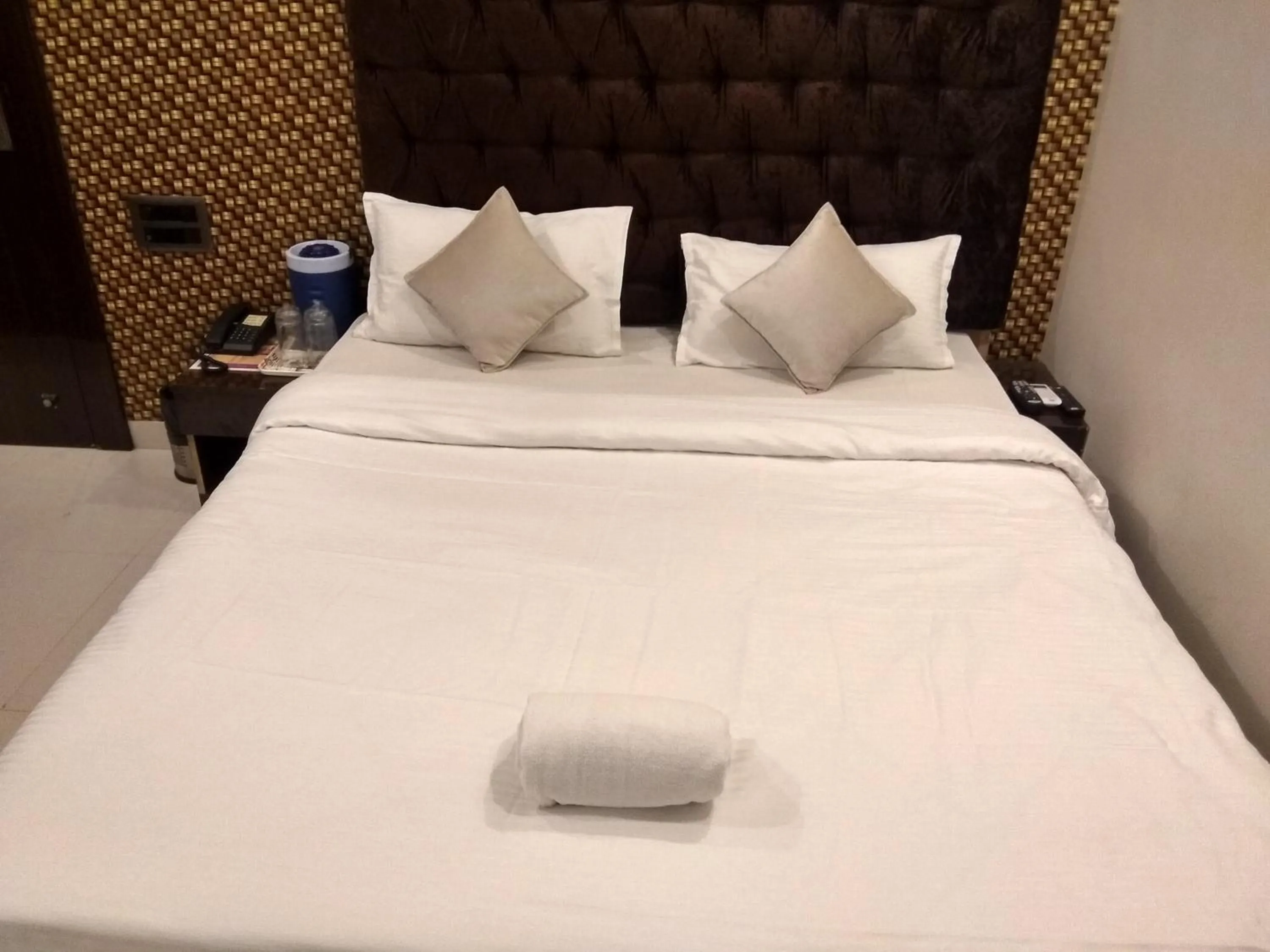 Bed in The JK Hotel Nr Railway Station