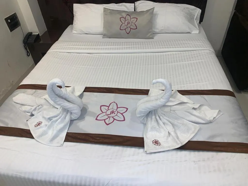 Bed in The JK Hotel Nr Railway Station