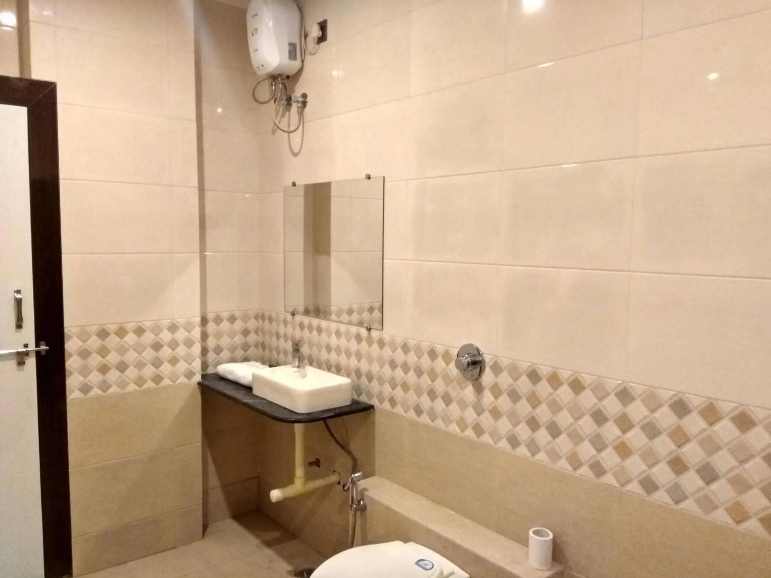 Shower in The JK Hotel Nr Railway Station