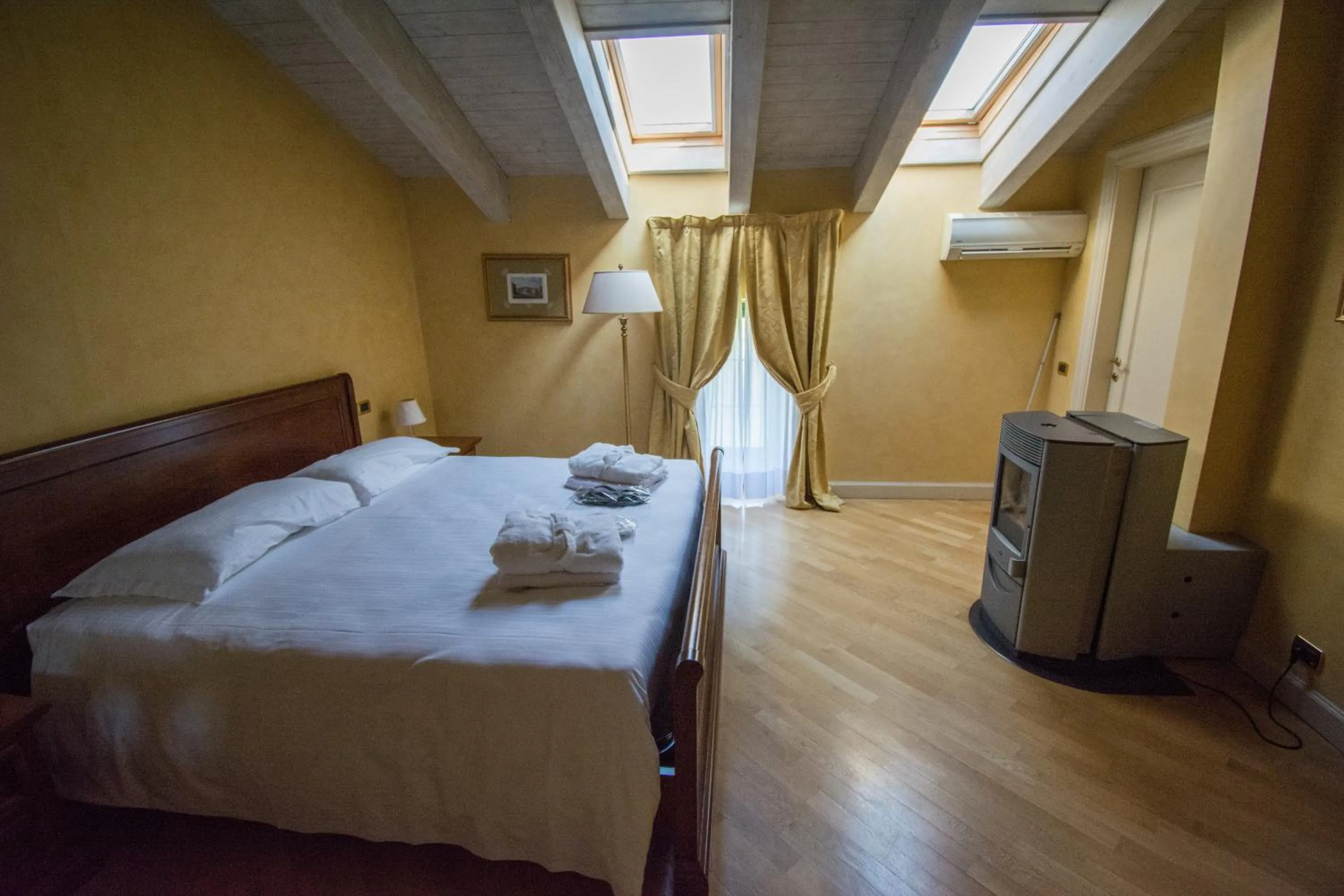 Bed in Relais La Colombara Spa & Wellness