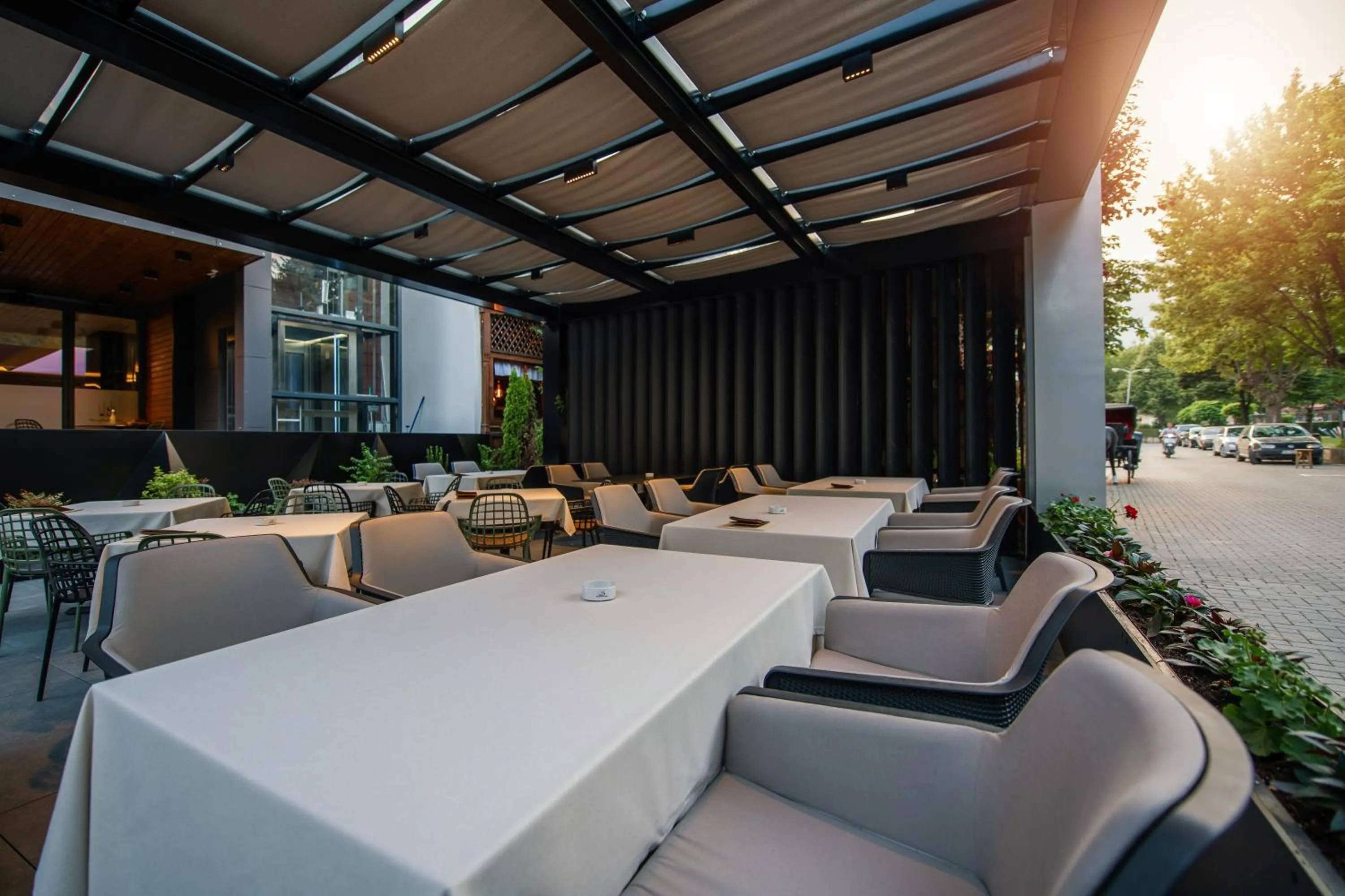 Restaurant/places to eat in Seraphine Plaza