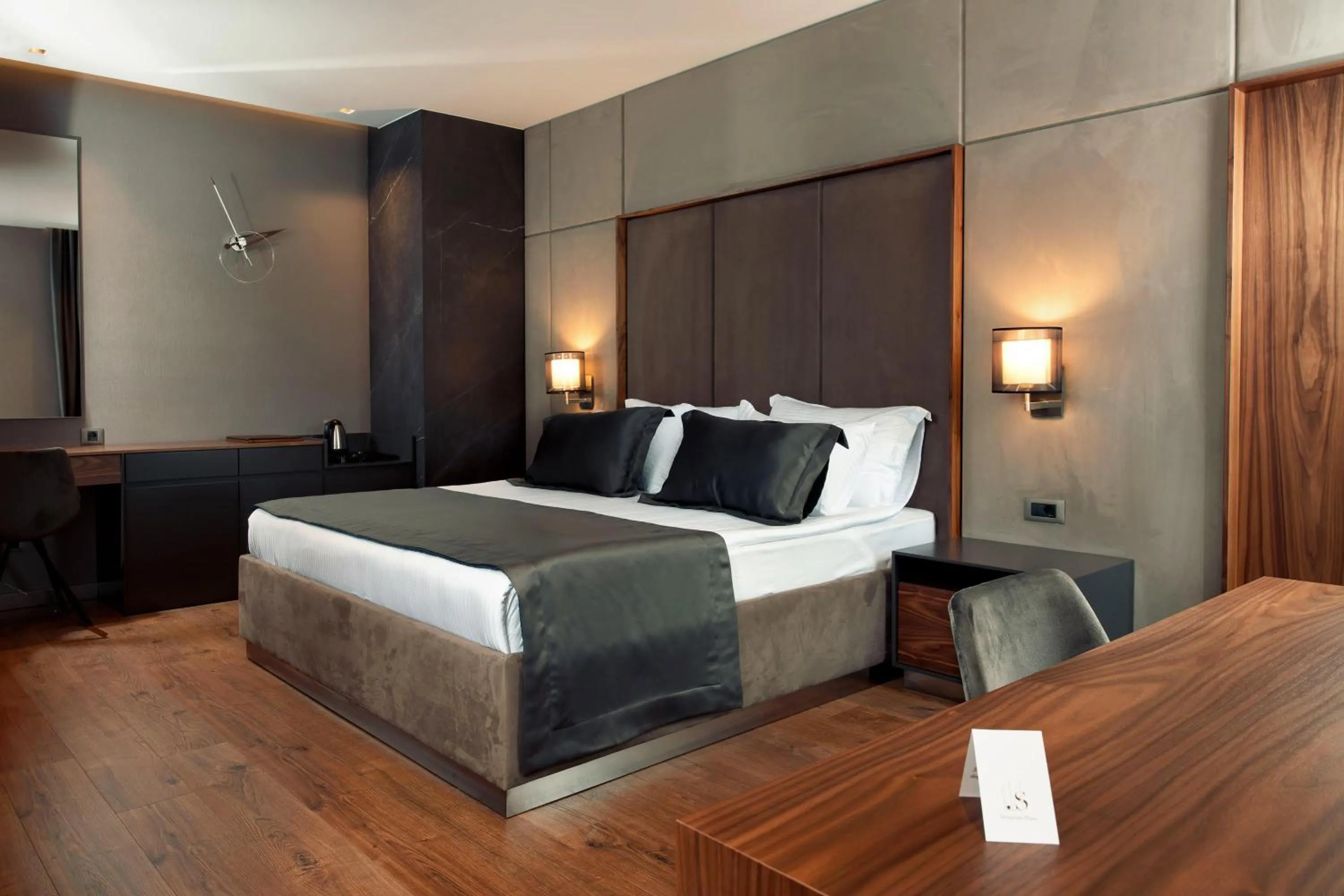 Seating area, Bed in Seraphine Plaza