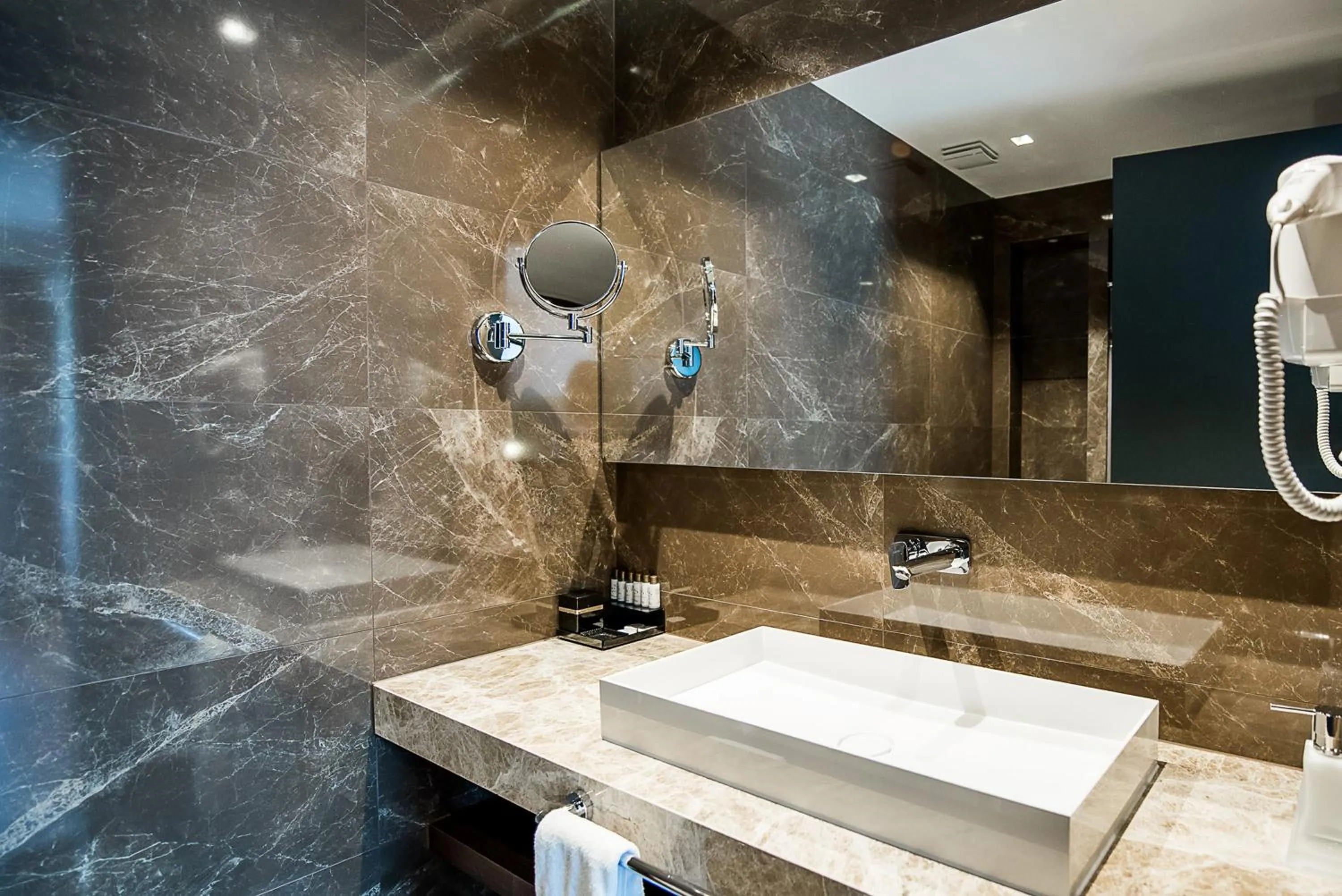 Shower in Seraphine Plaza