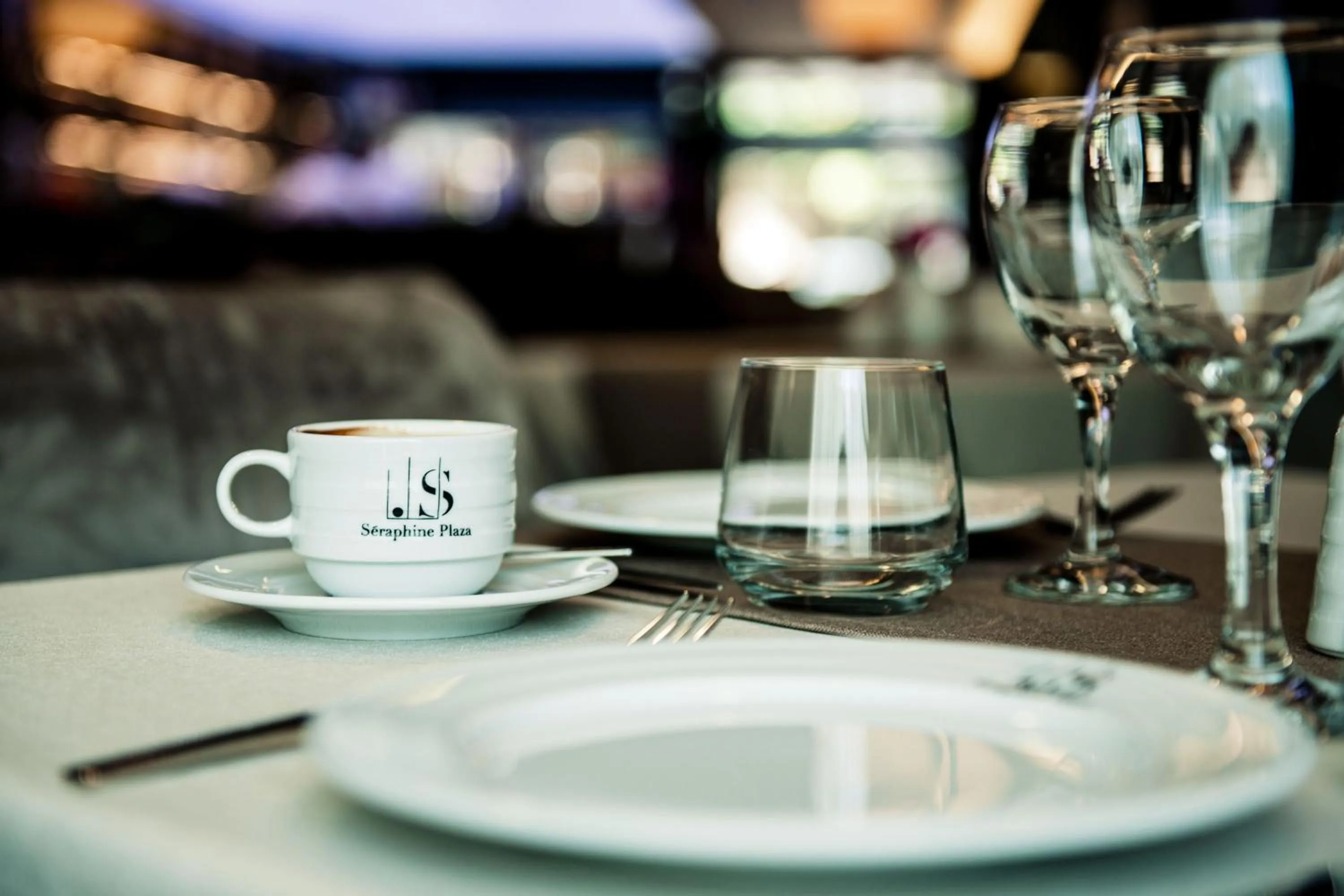 Restaurant/places to eat in Seraphine Plaza