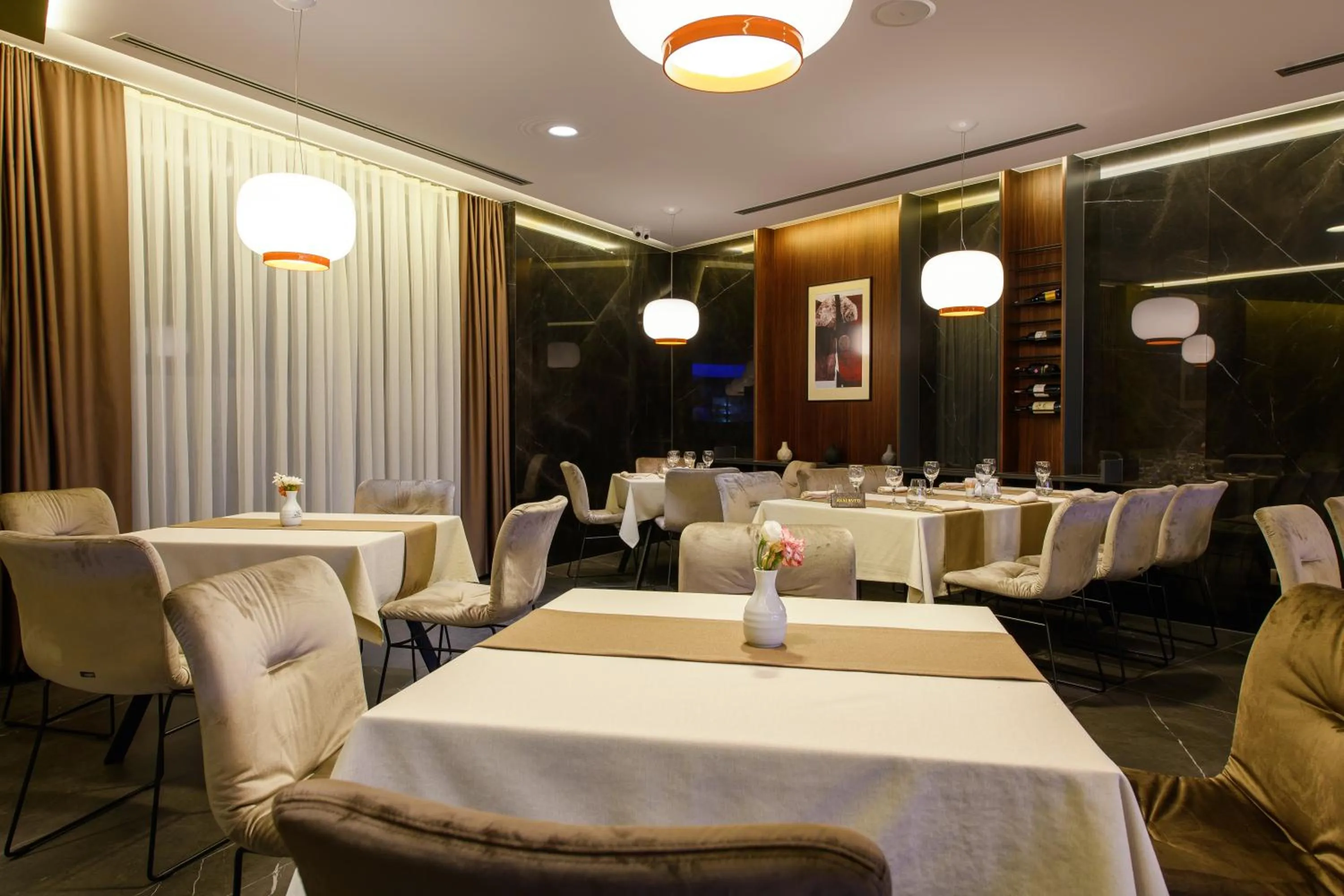 Restaurant/places to eat in Seraphine Plaza