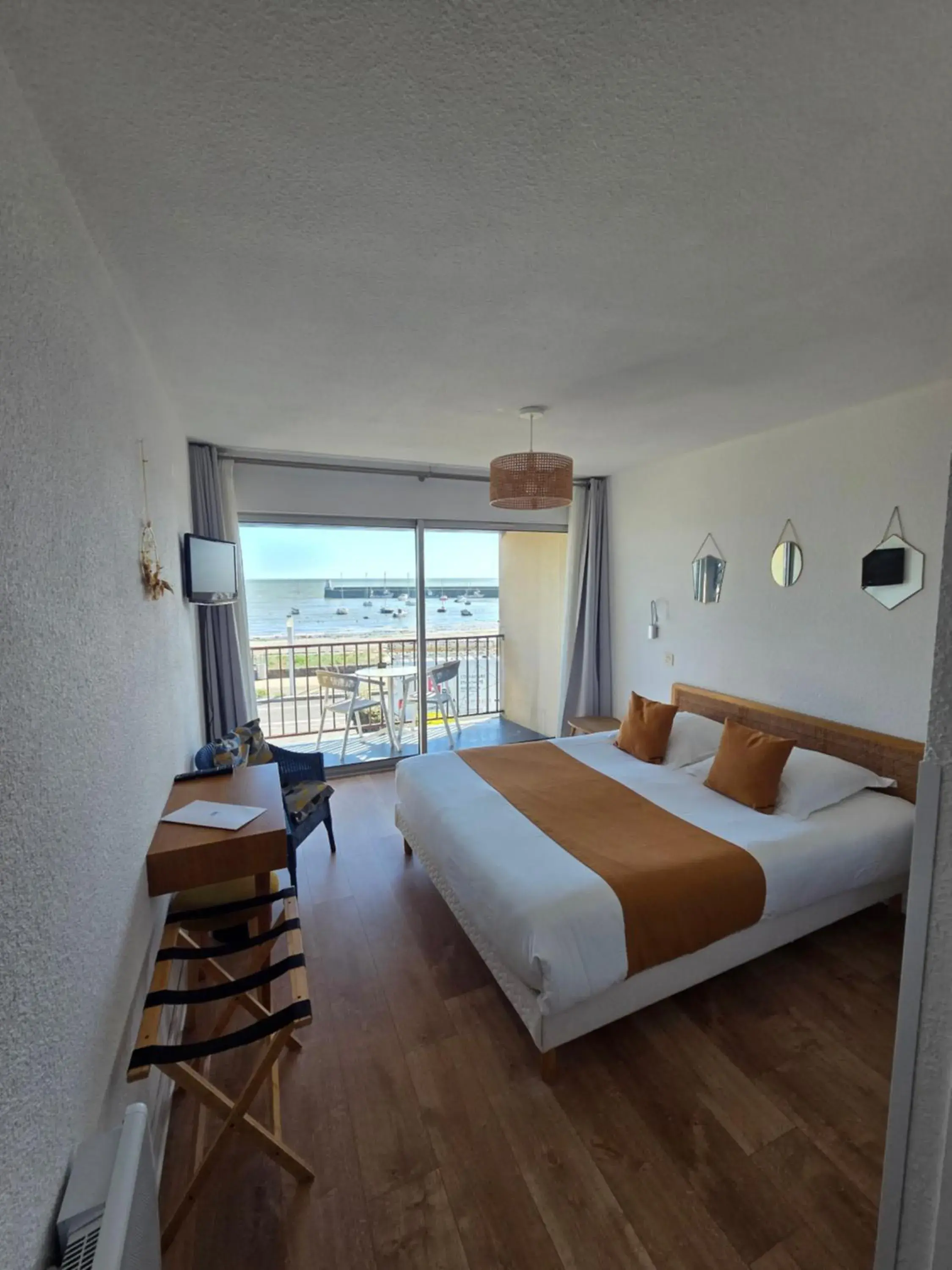 Deluxe Double Room with Sea View in Hôtel du Port Bar Restaurant Deluxe Double Room with Sea View in Hôtel du Port Bar Restaurant