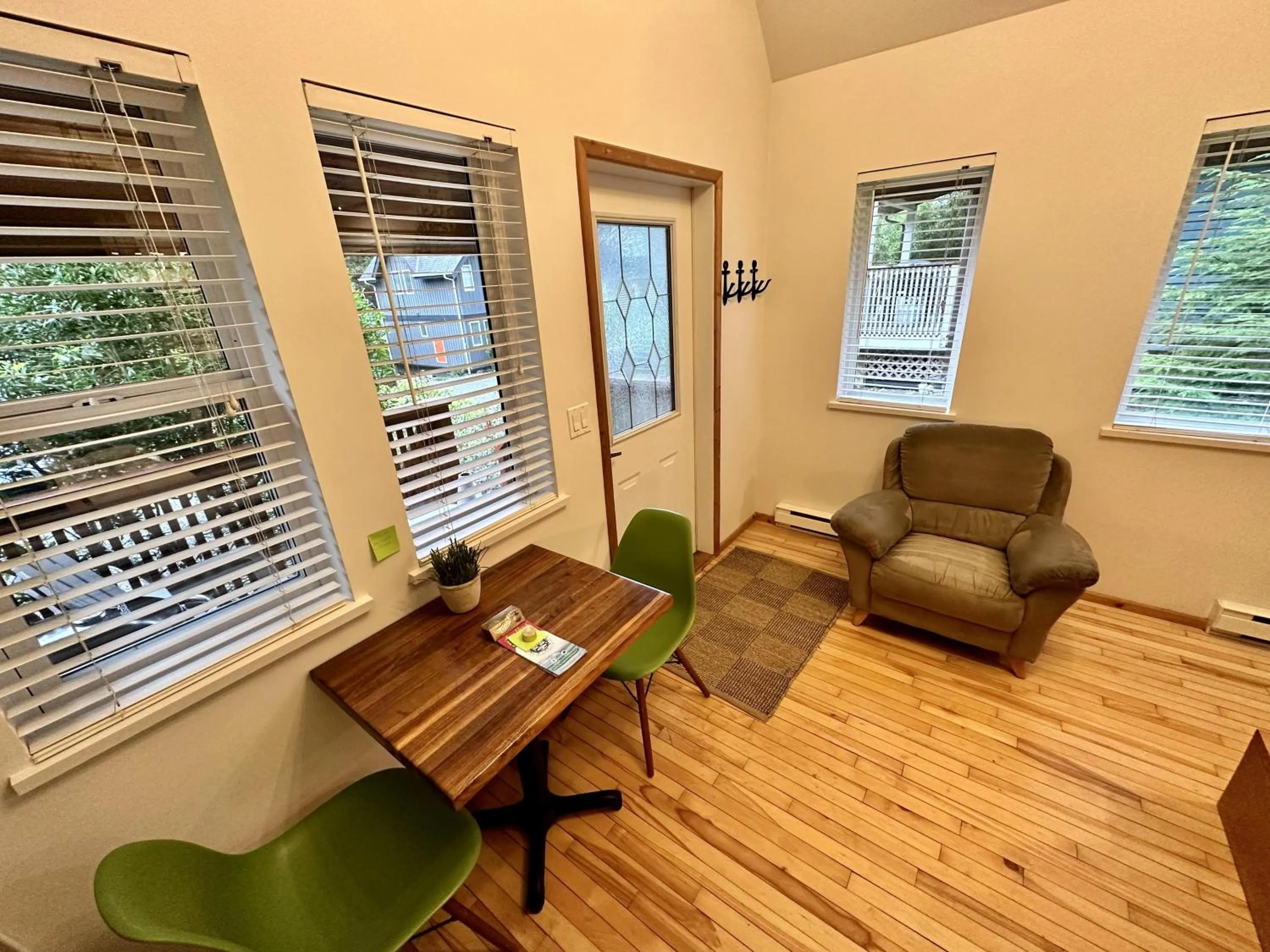 Property building in Great Cabin In Close To Walking Trails And Beaches - 13T