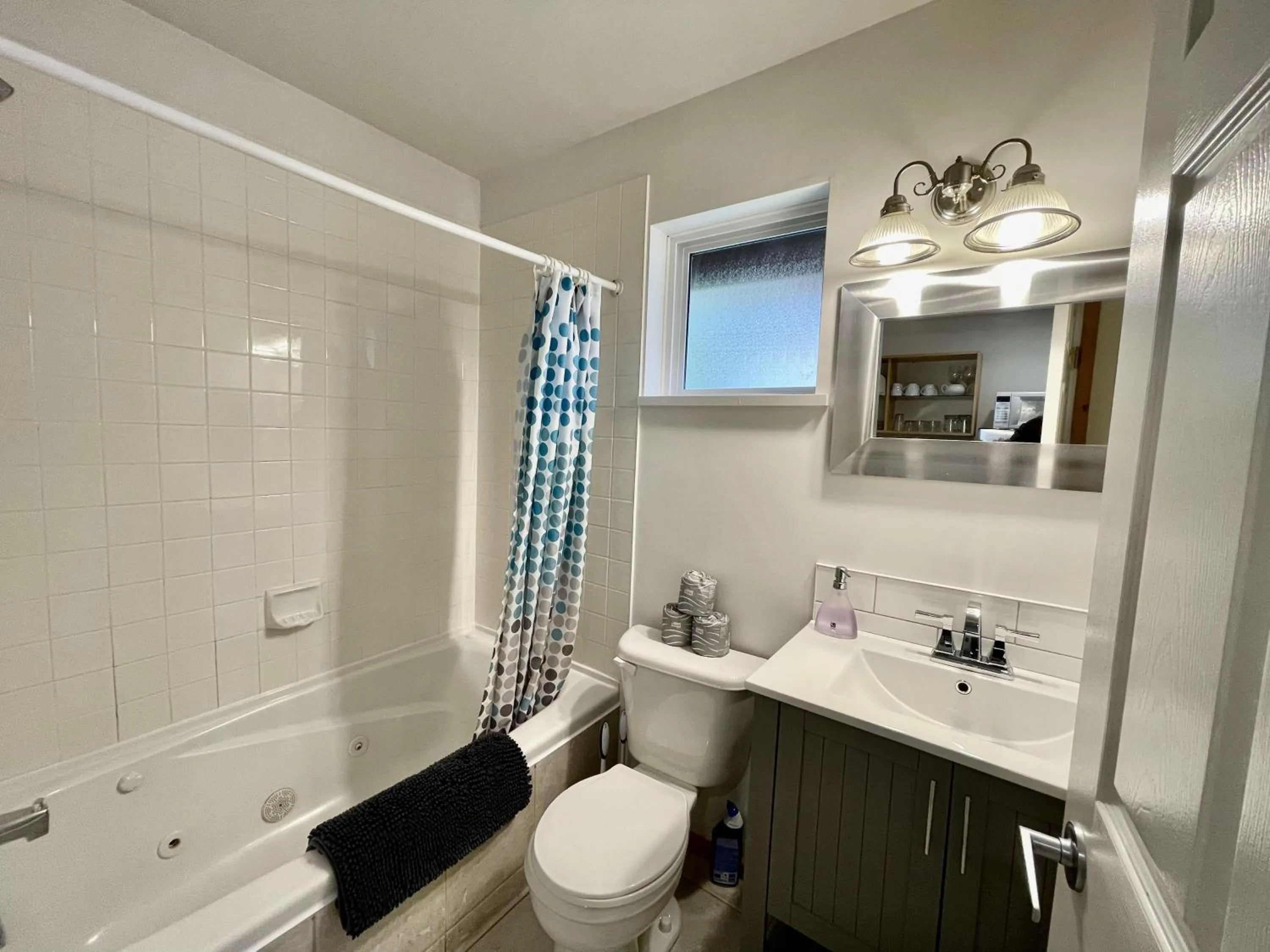 Property building in Great Cabin In Close To Walking Trails And Beaches - 13T